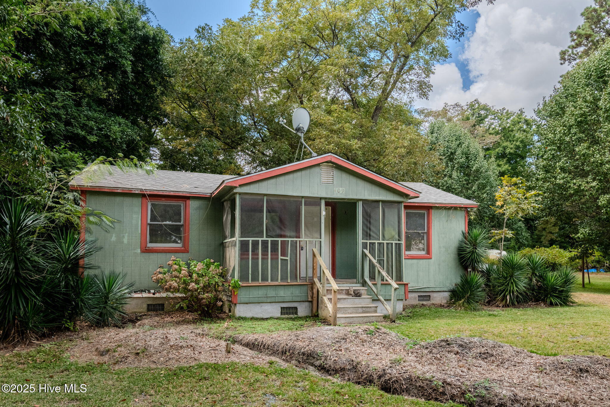 Homes for sale in Burgaw, NC | 409 S Bodenheimer St, Burgaw, NC 28425 | MLS# 100532579