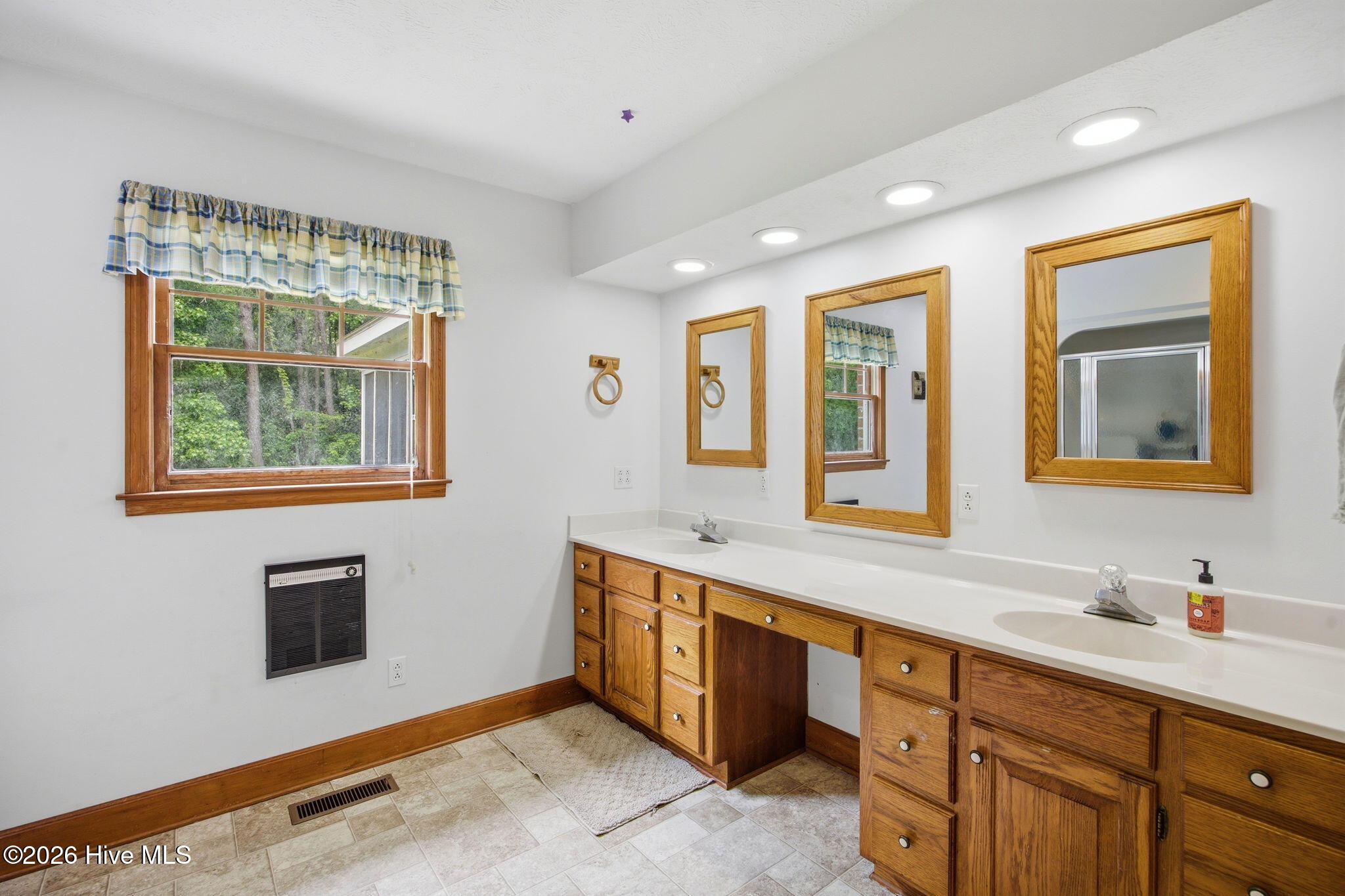 100570604 | Photo 26