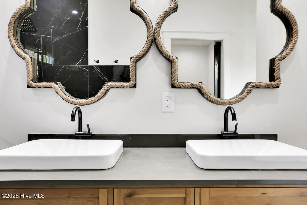 100550907 | Photo 25