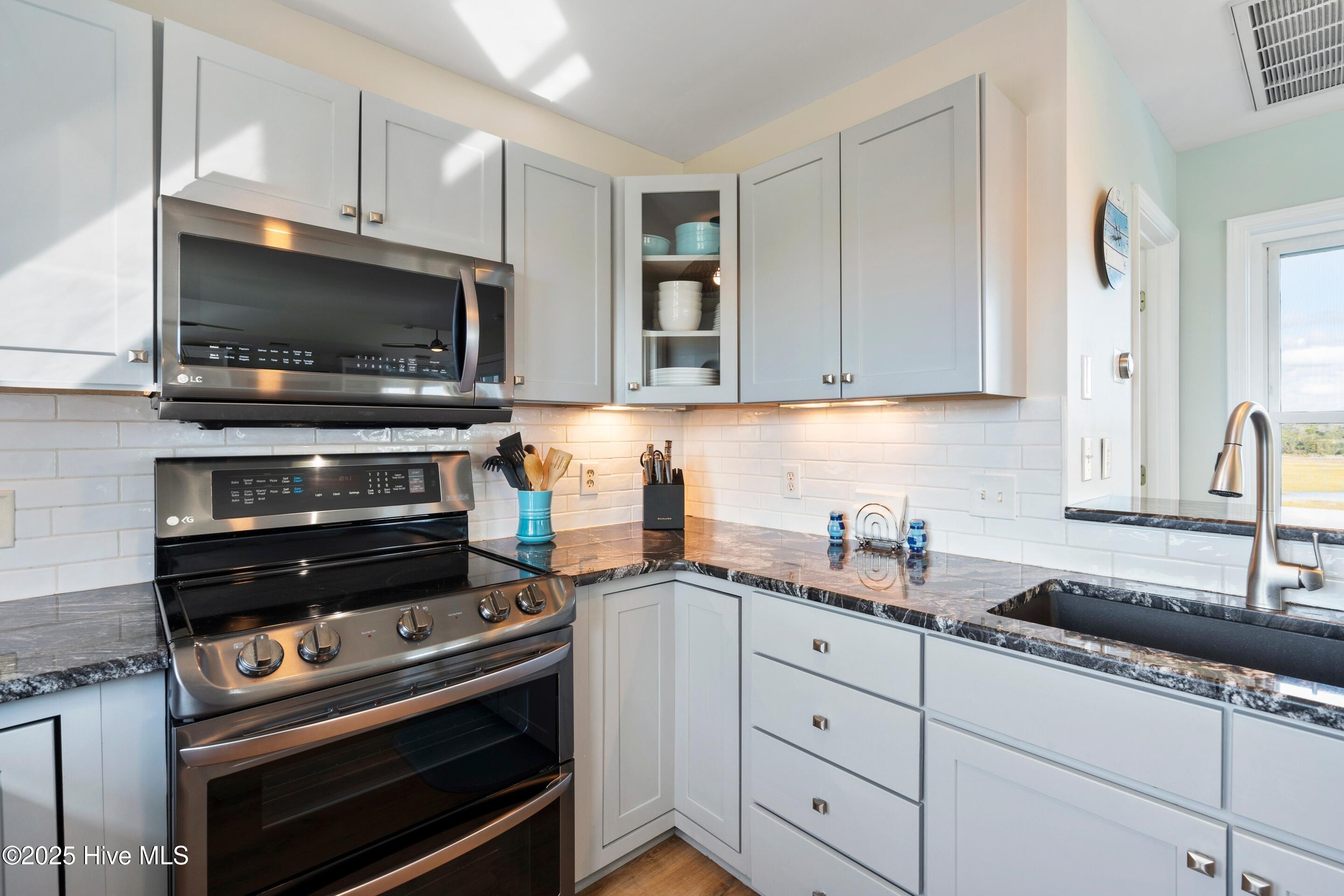 100536770 | Photo 14