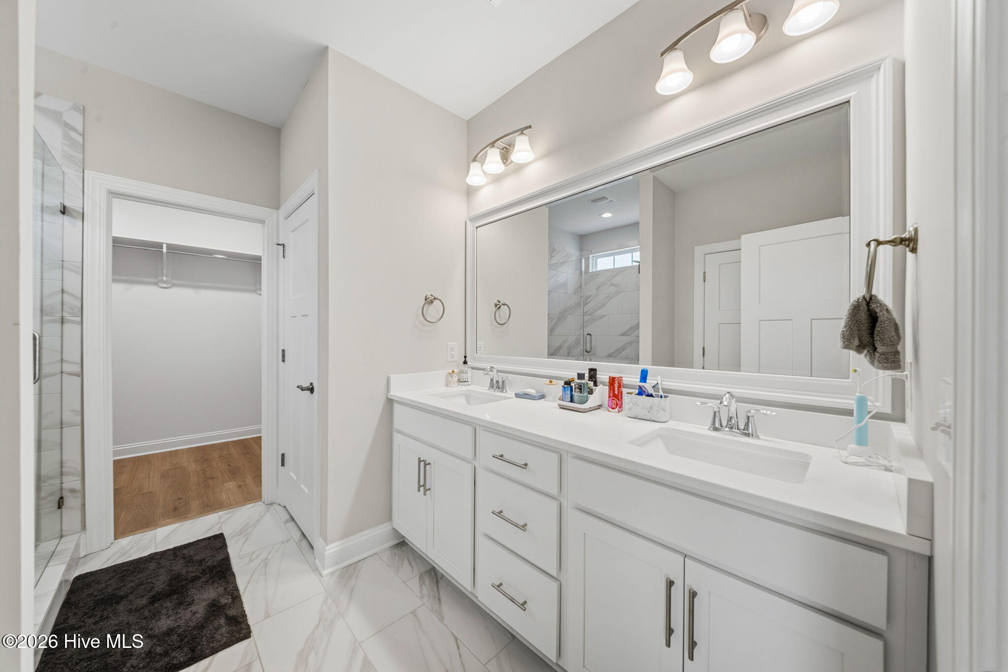 100567561 | Photo 35