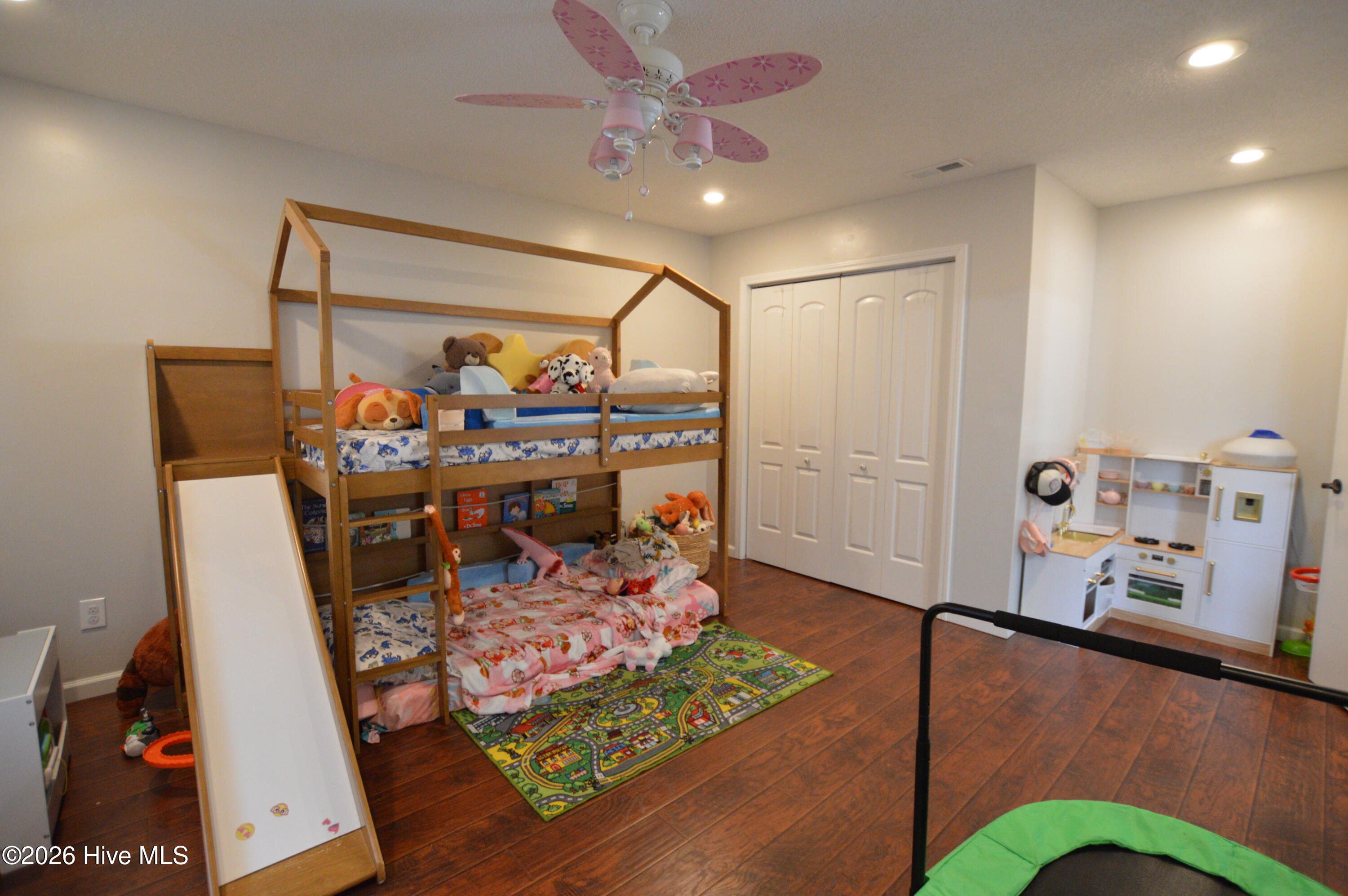 100557684 | Photo 14