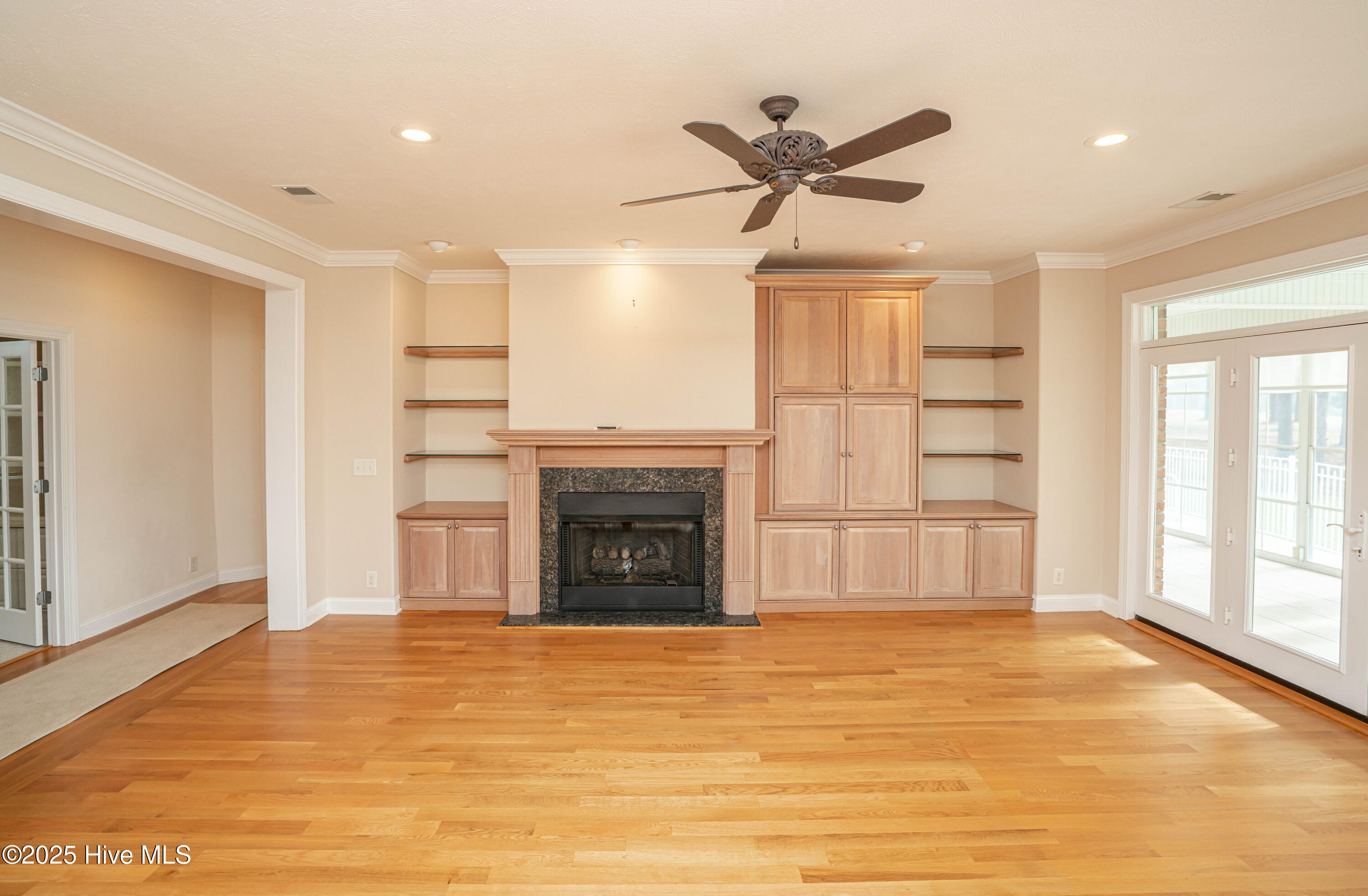 100530810 | Photo 12