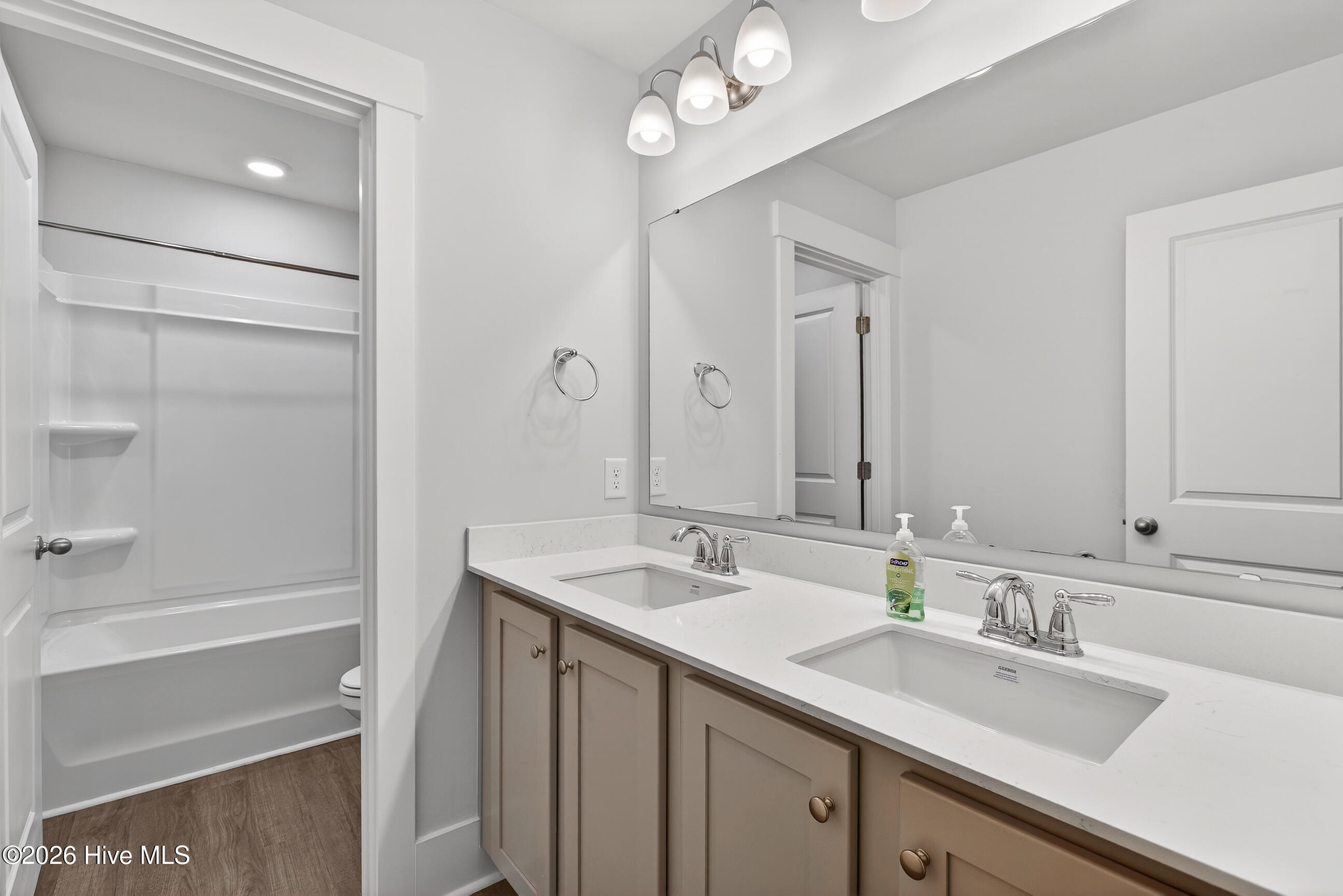 100562983 | Photo 26