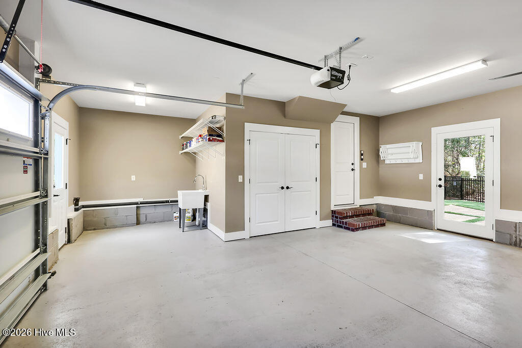 100548295 | Photo 49