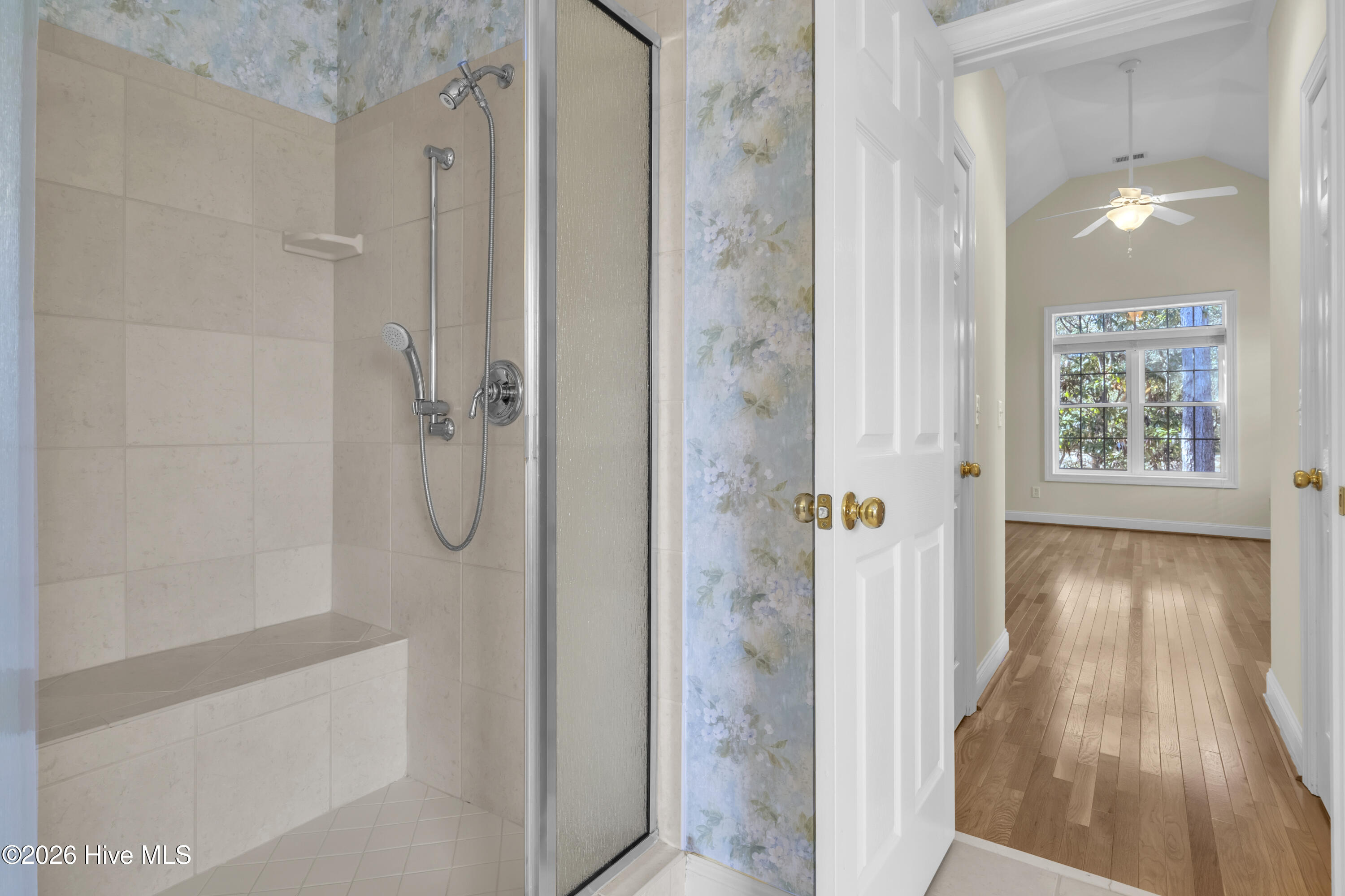 100549882 | Photo 24