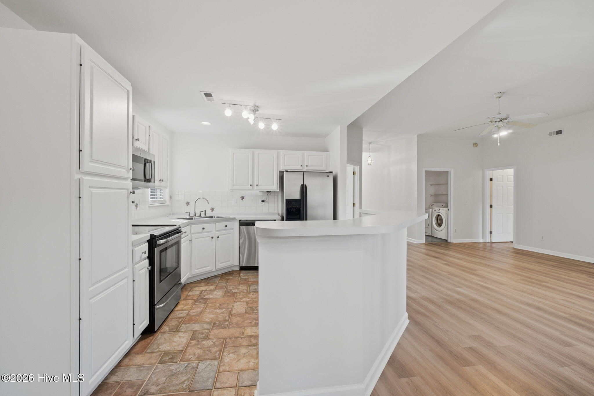 100551070 | Photo 11