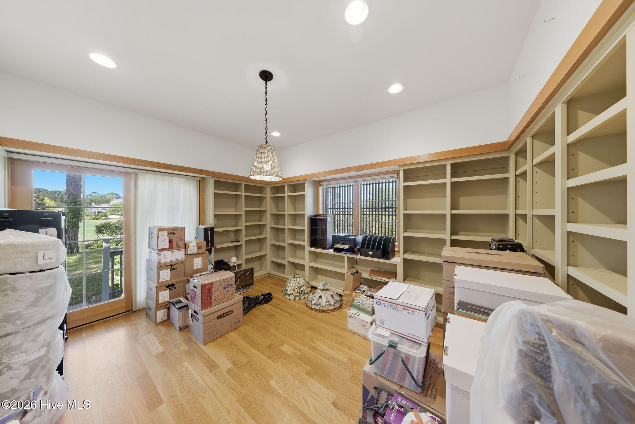 100569152 | Photo 43