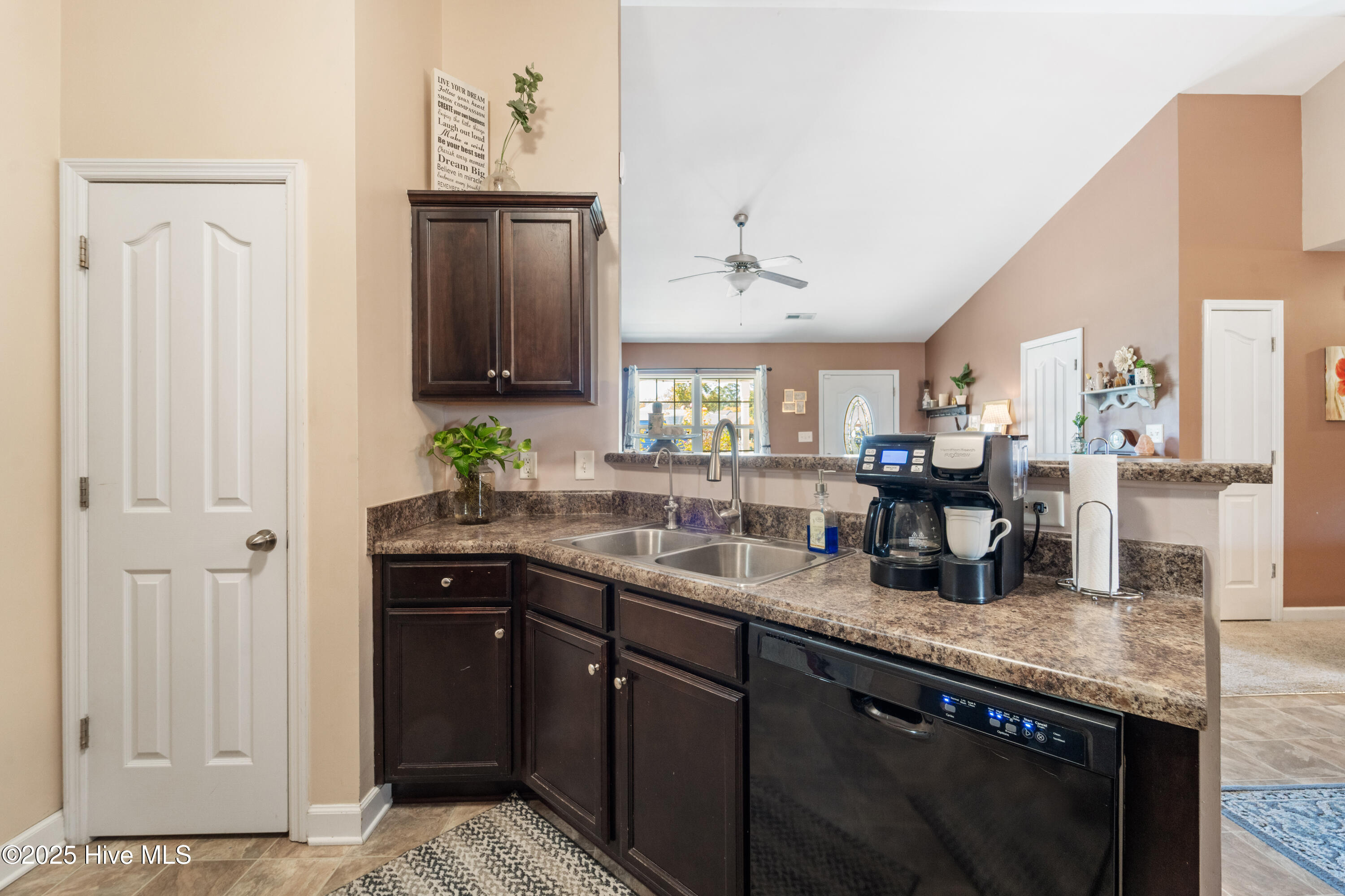 100542188 | Photo 16