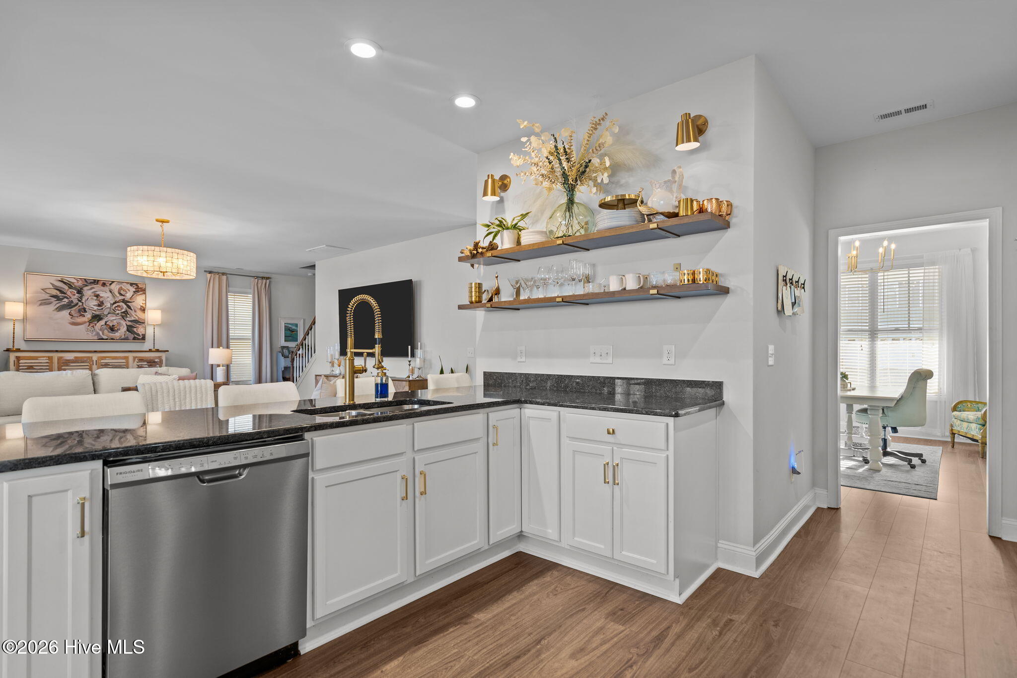 100551440 | Photo 12