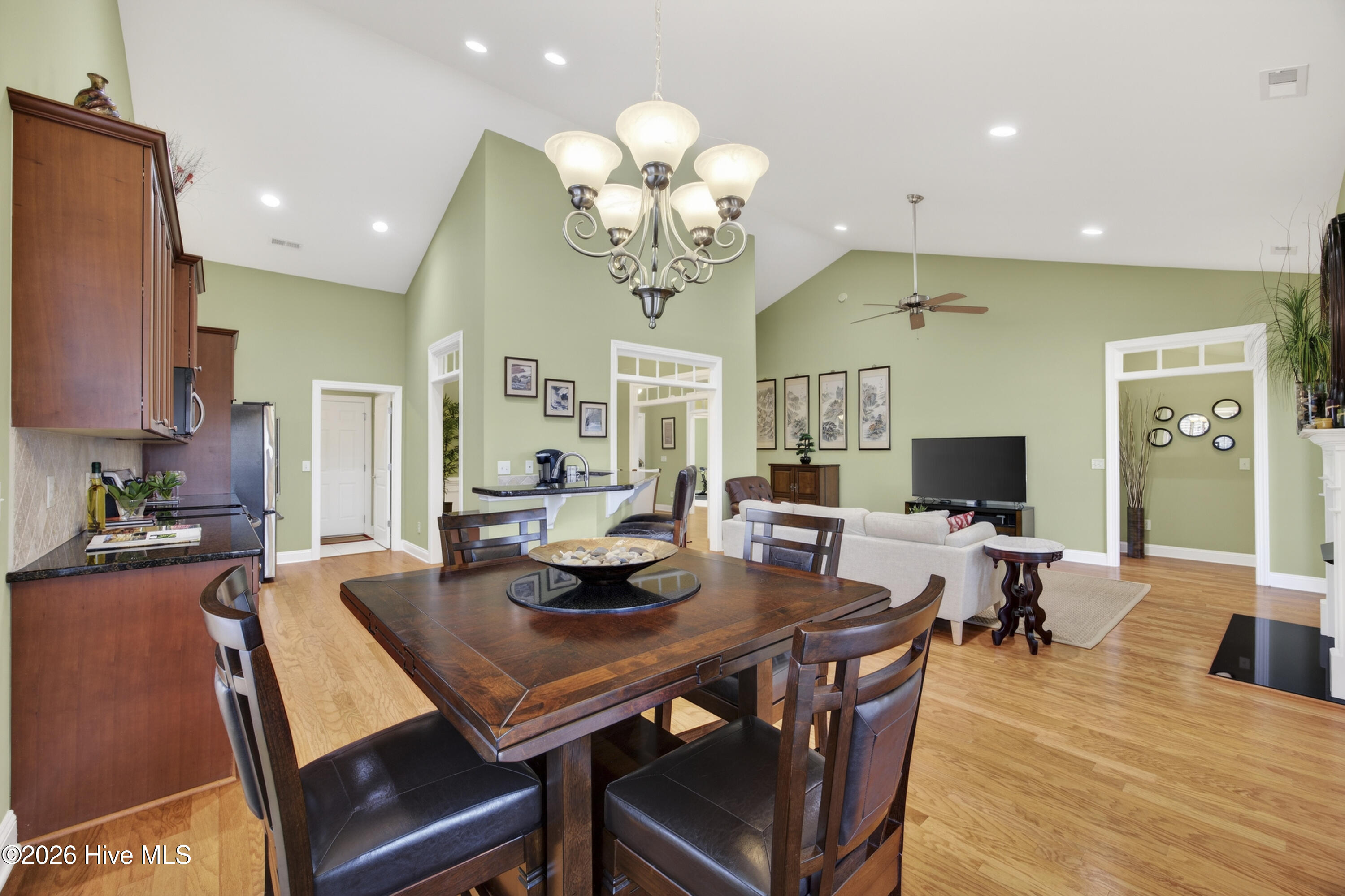 100550838 | Photo 12