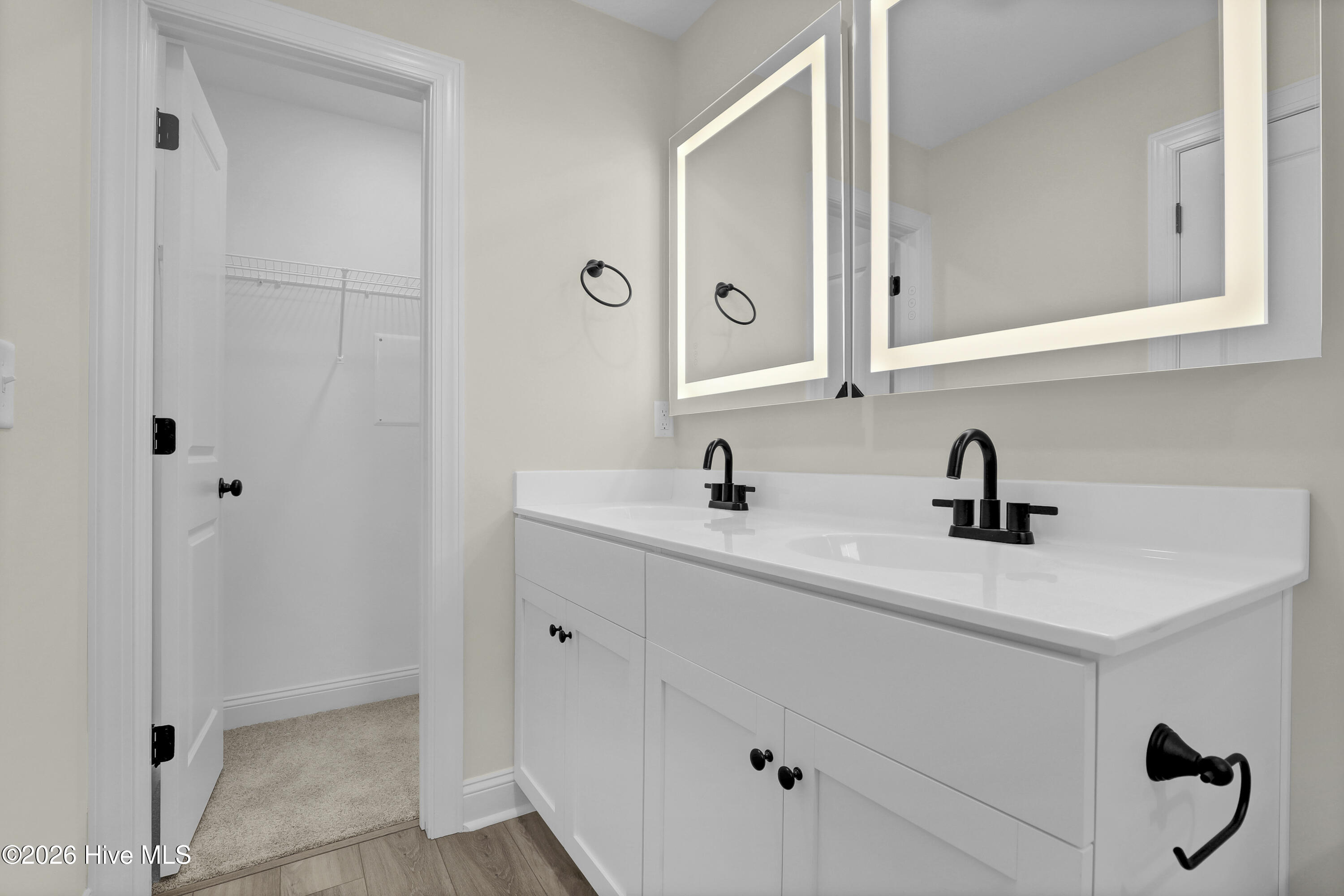 100542873 | Photo 26