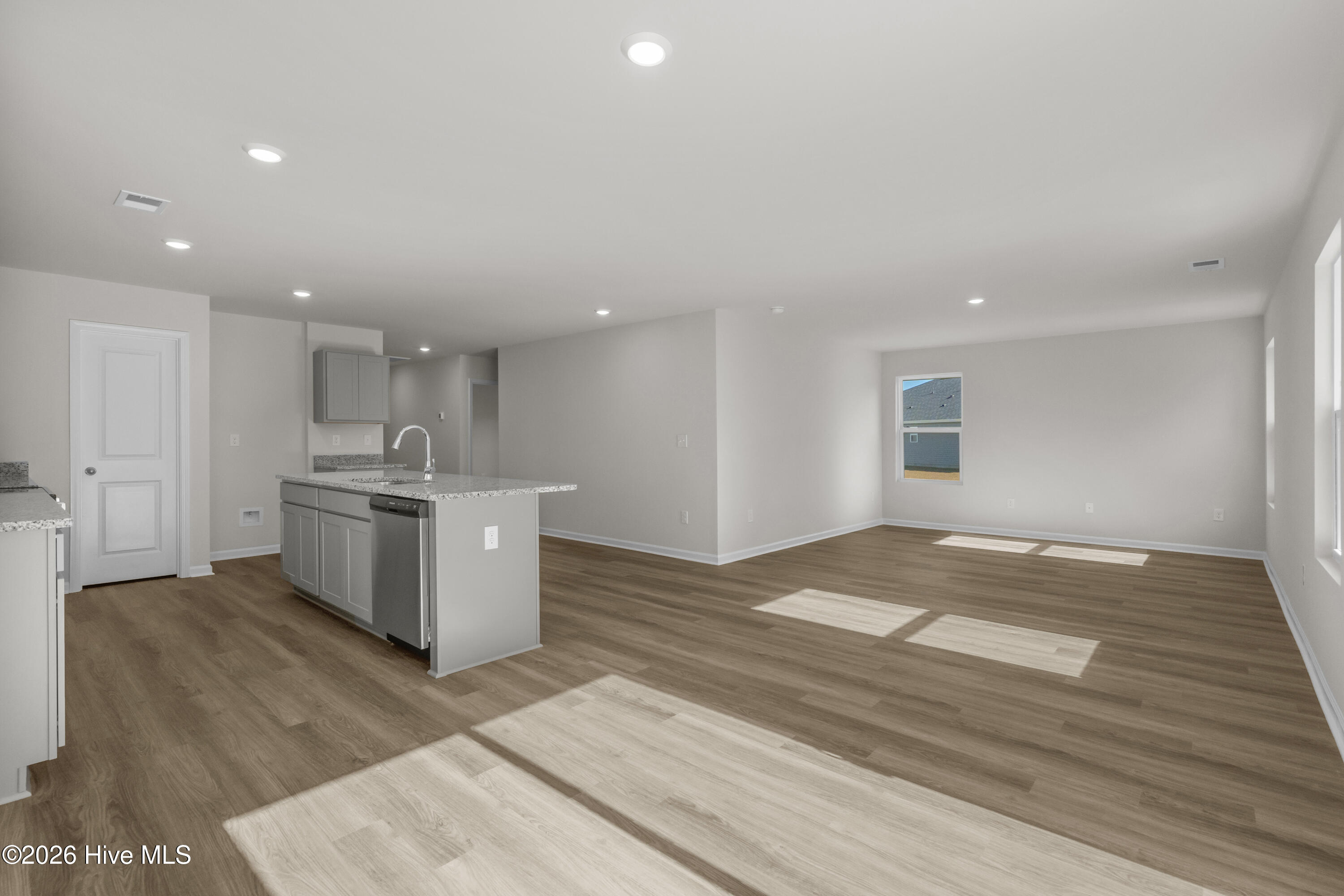 100550228 | Photo 12