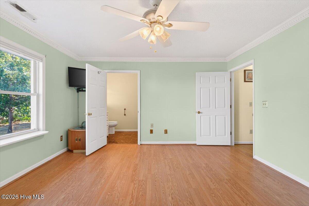 100549937 | Photo 24