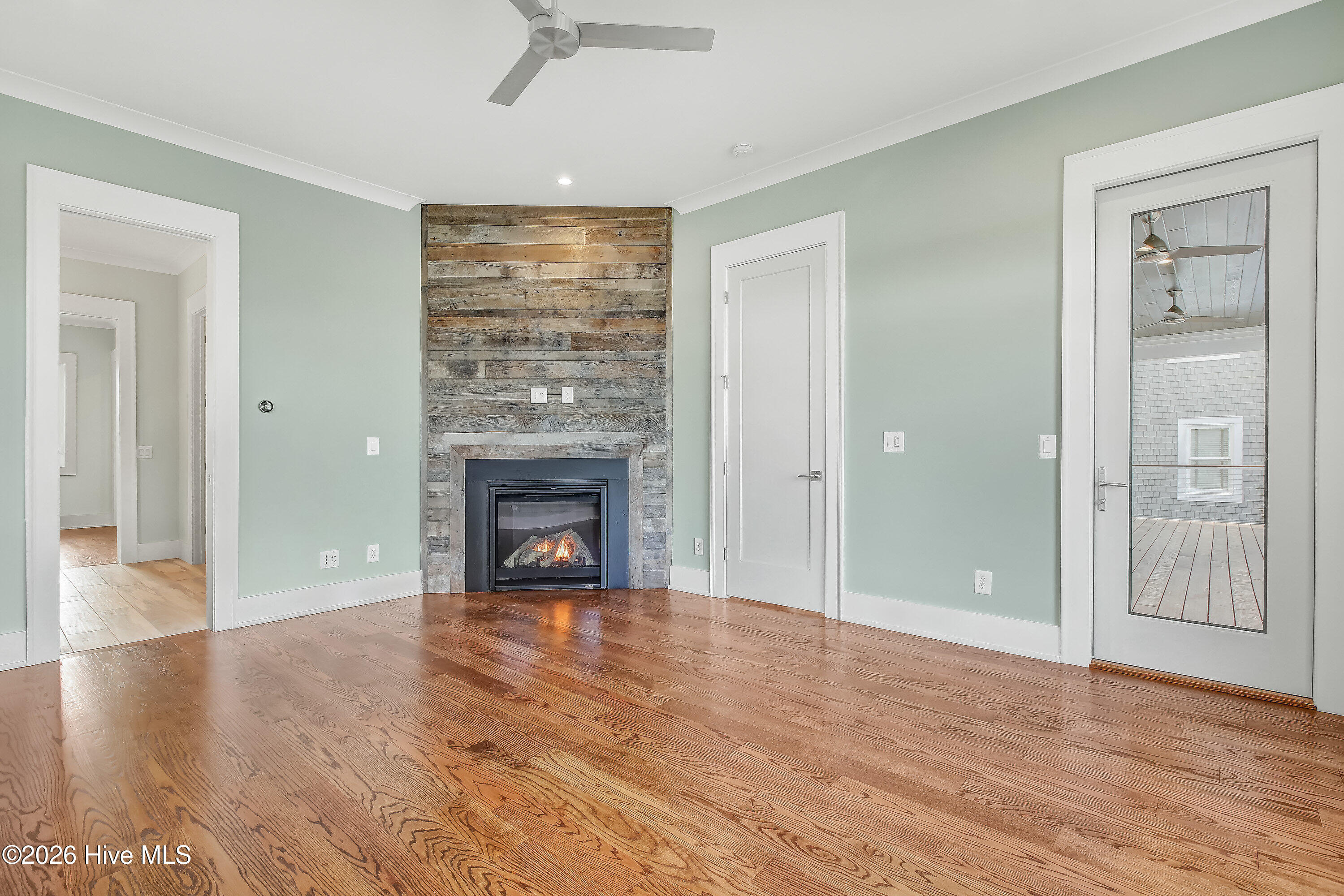 100563584 | Photo 24