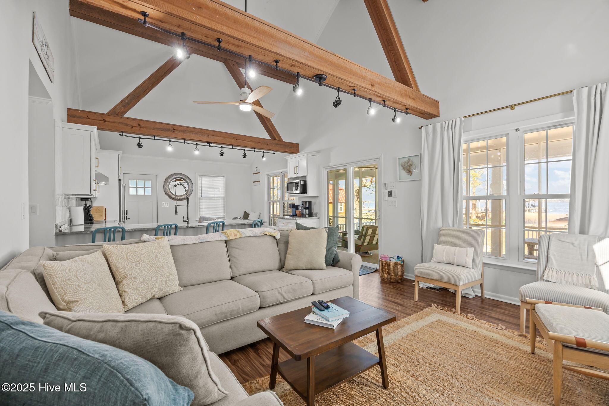 100545824 | Photo 10