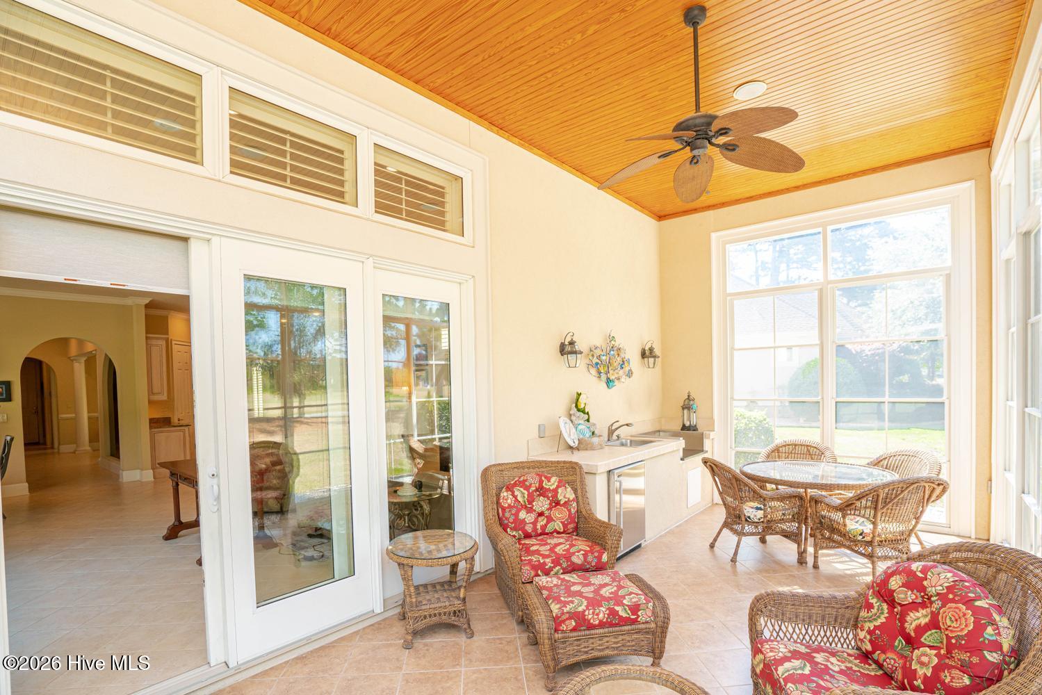 100588360 | Photo 62
