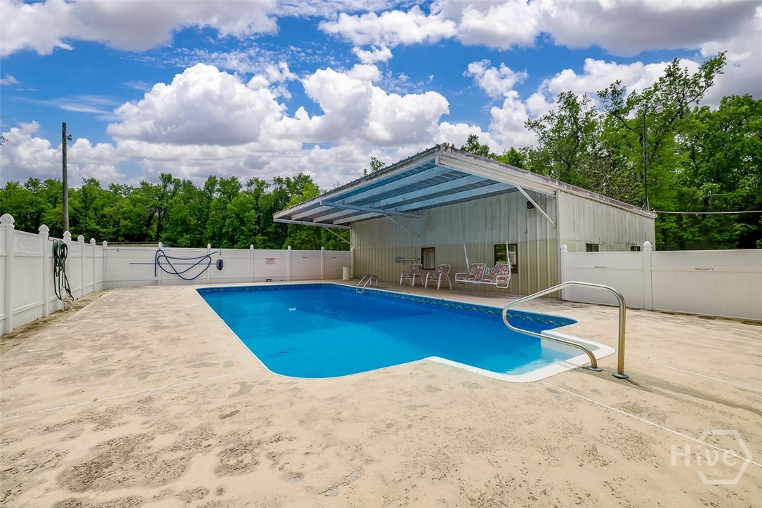 440 Pecan swimming pool