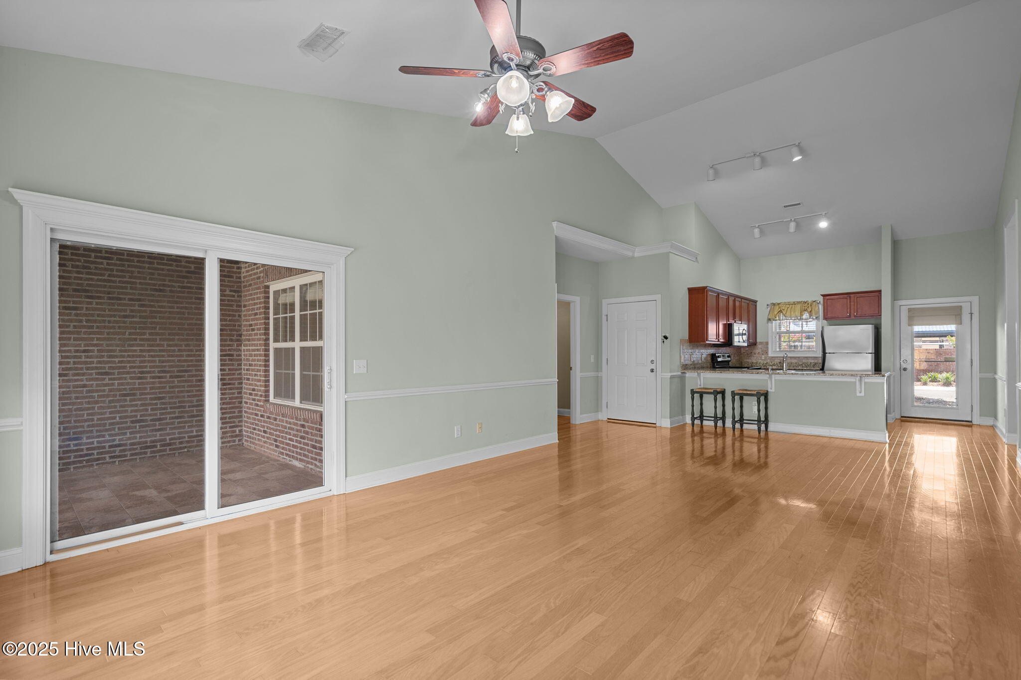 100559458 | Photo 12