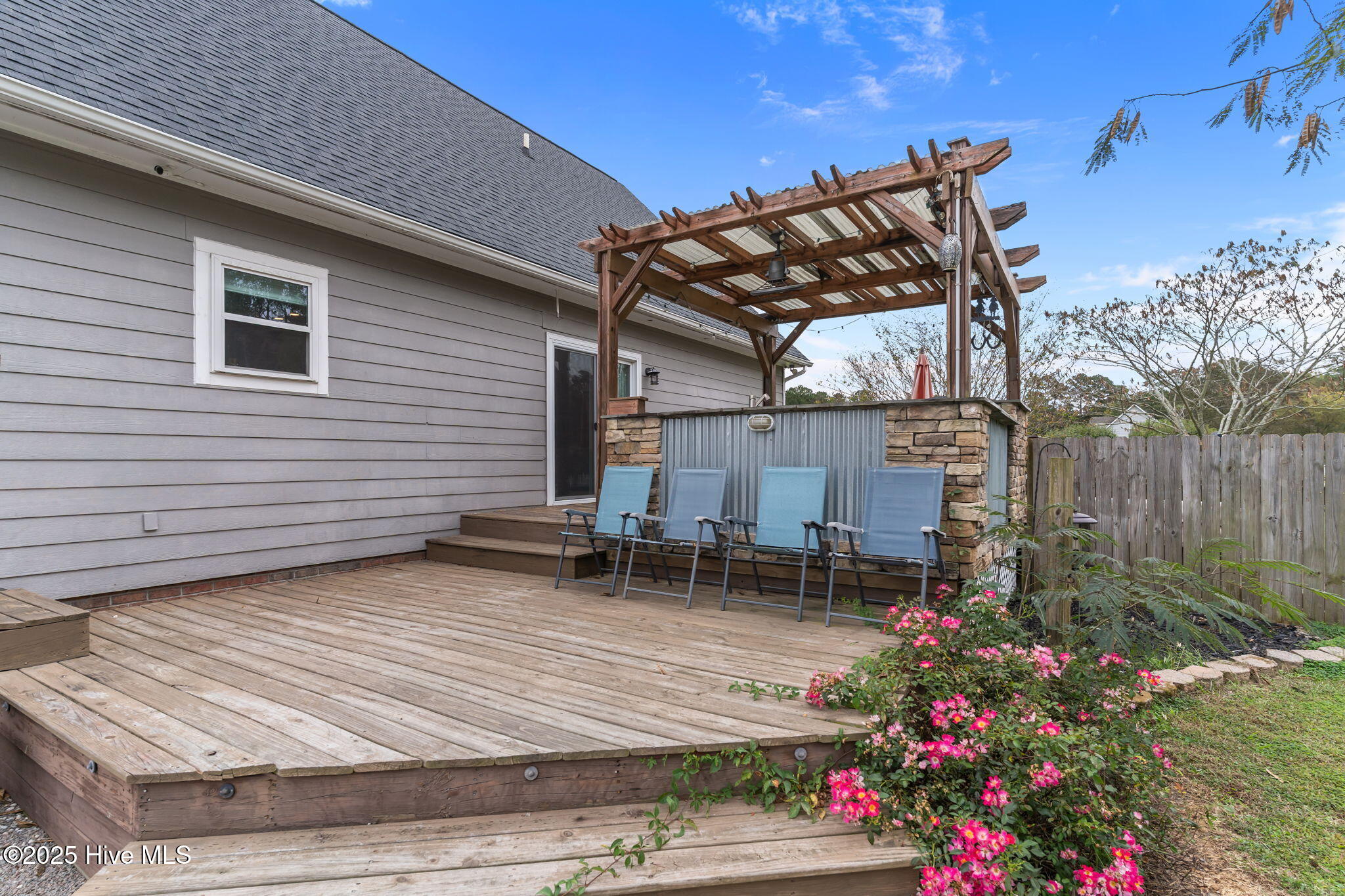 100535279 | Photo 38