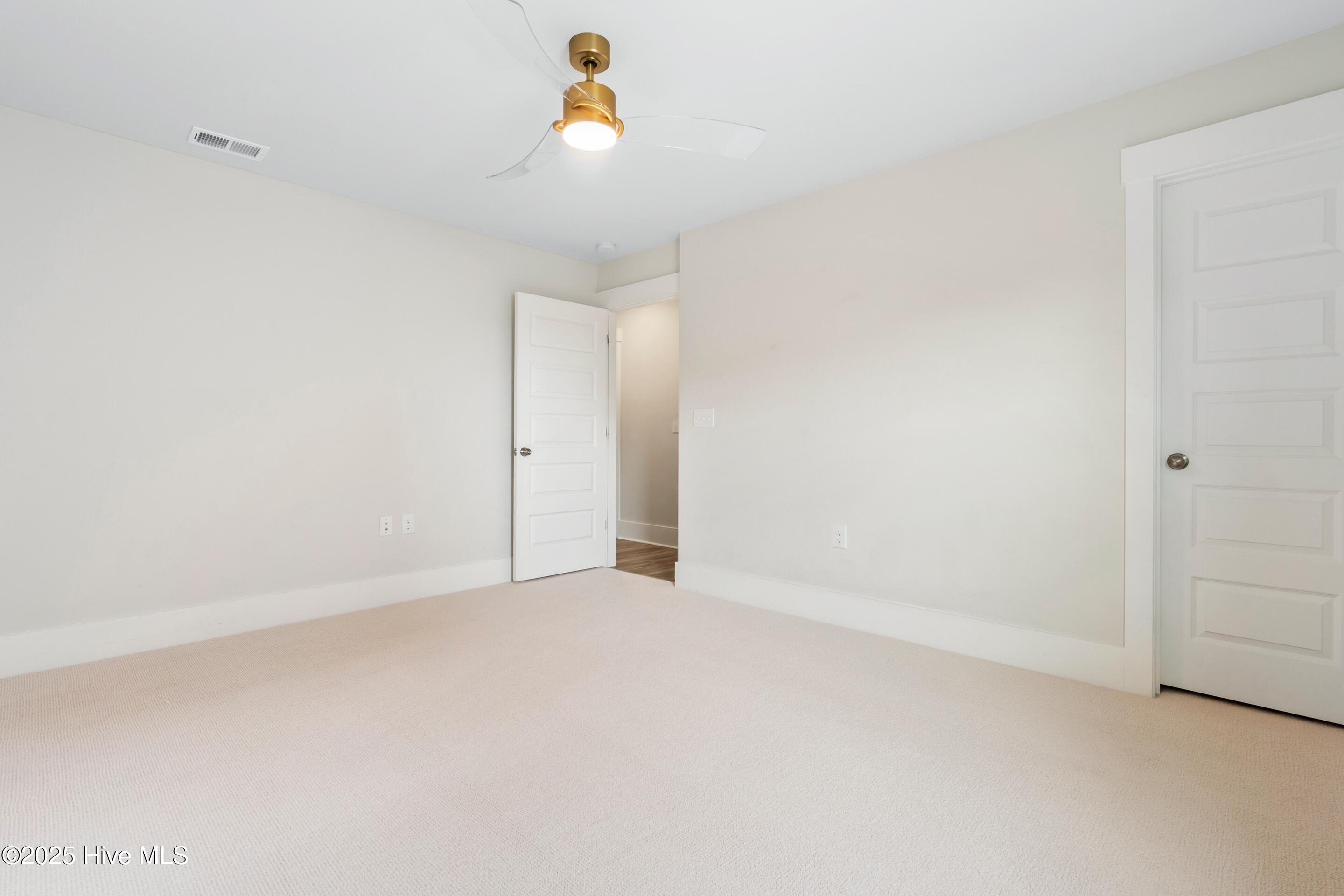 100547045 | Photo 42