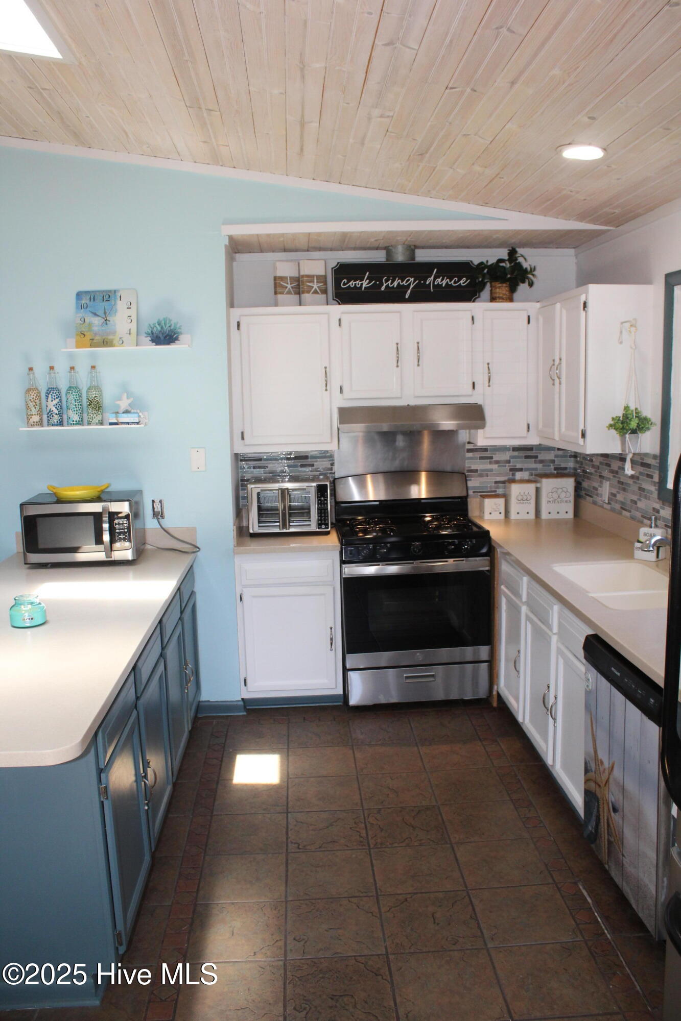 504 Greenville Avenue, Carolina Beach, NC 28428 – photo 11: IMG_9567