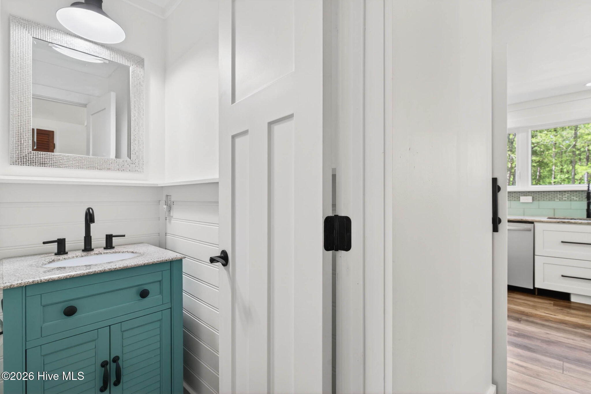 100568923 | Photo 28