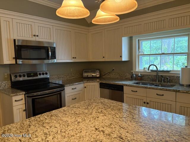 great design in this kitchen! 22 drawers, pull out trash & recycle Corner lazy susan Spice storage and skinny spot for baking sheets!