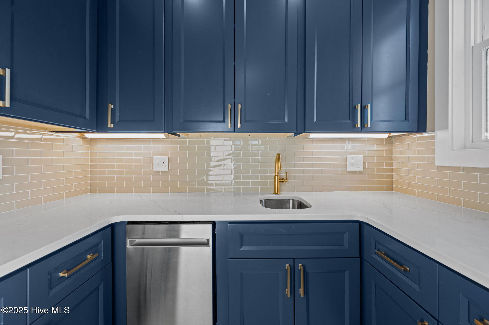 100547090 | Photo 27