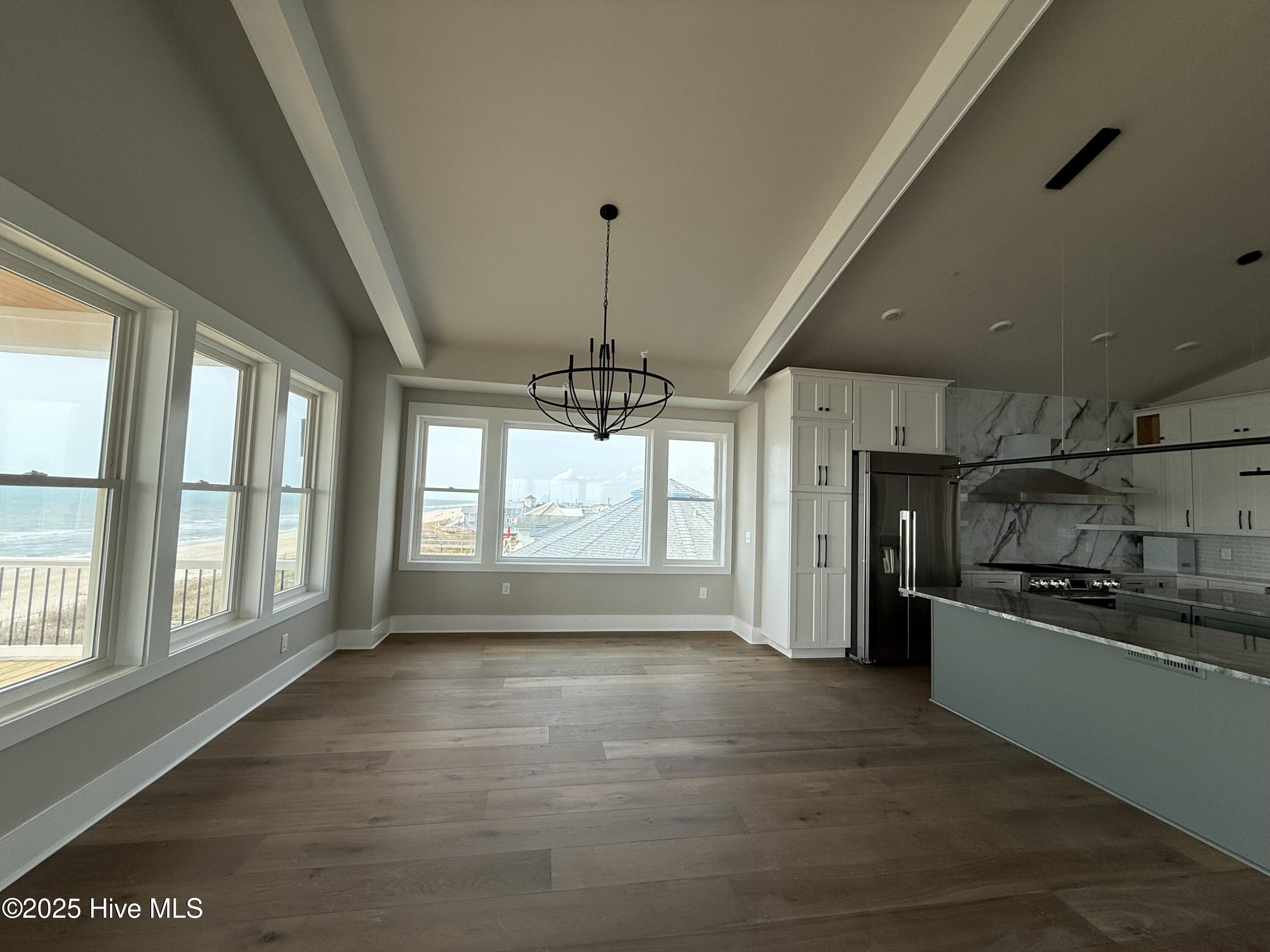 100498103 | Photo 16