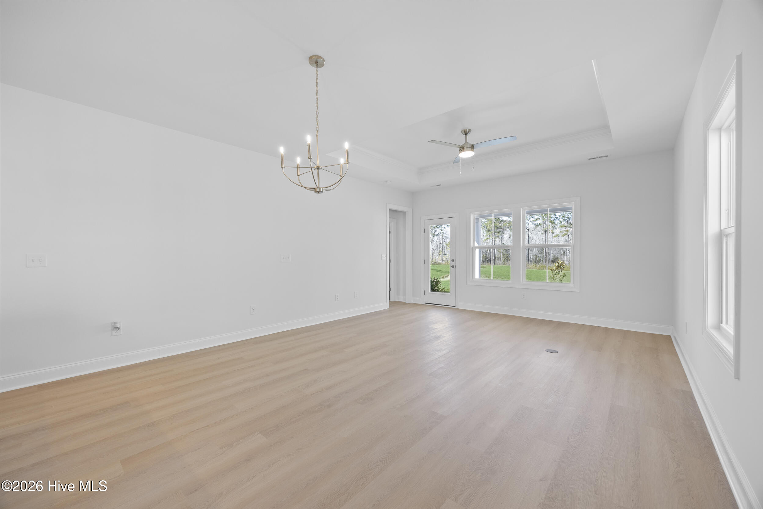 100527055 | Photo 18