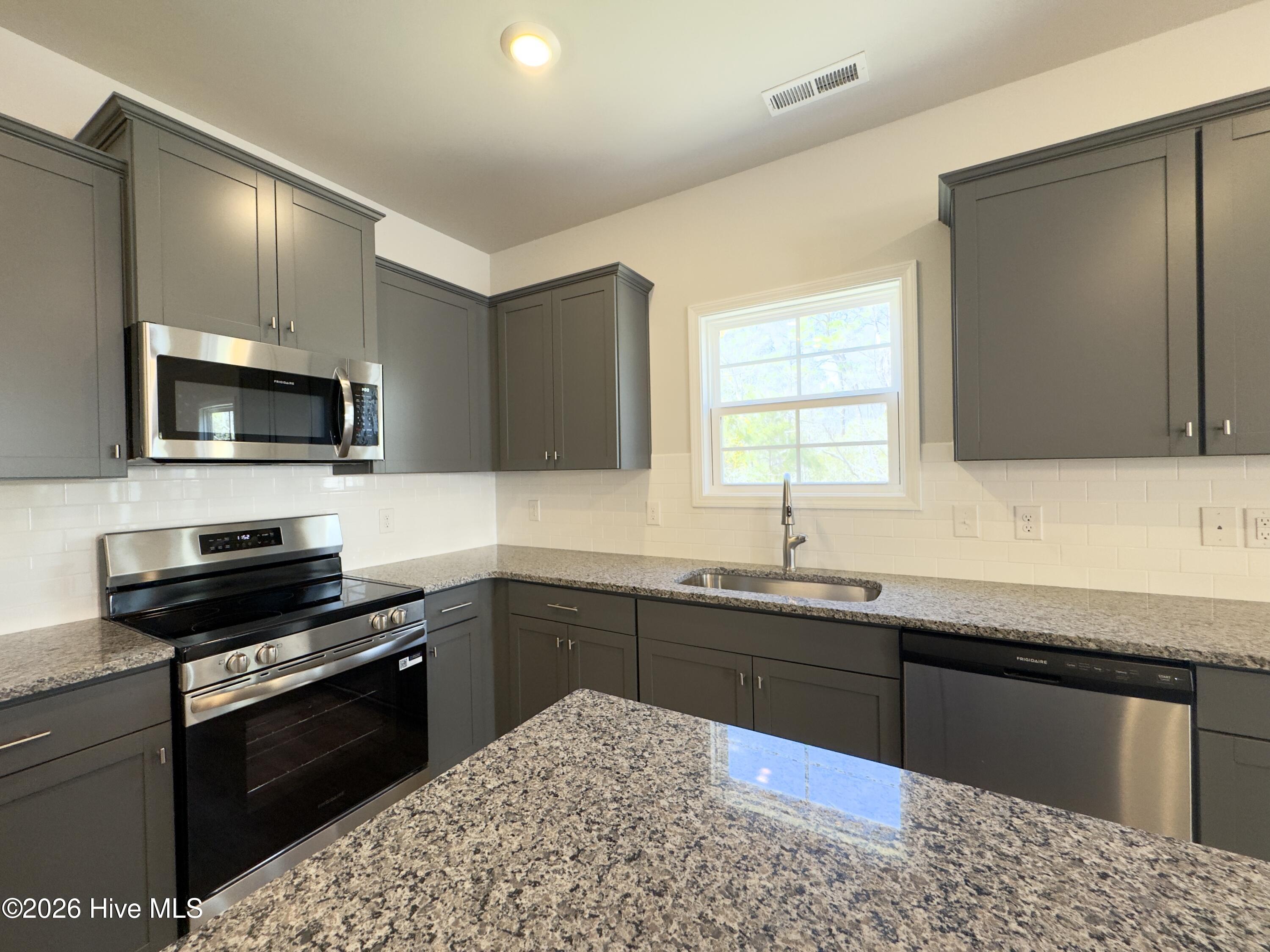 100563349 | Photo 12