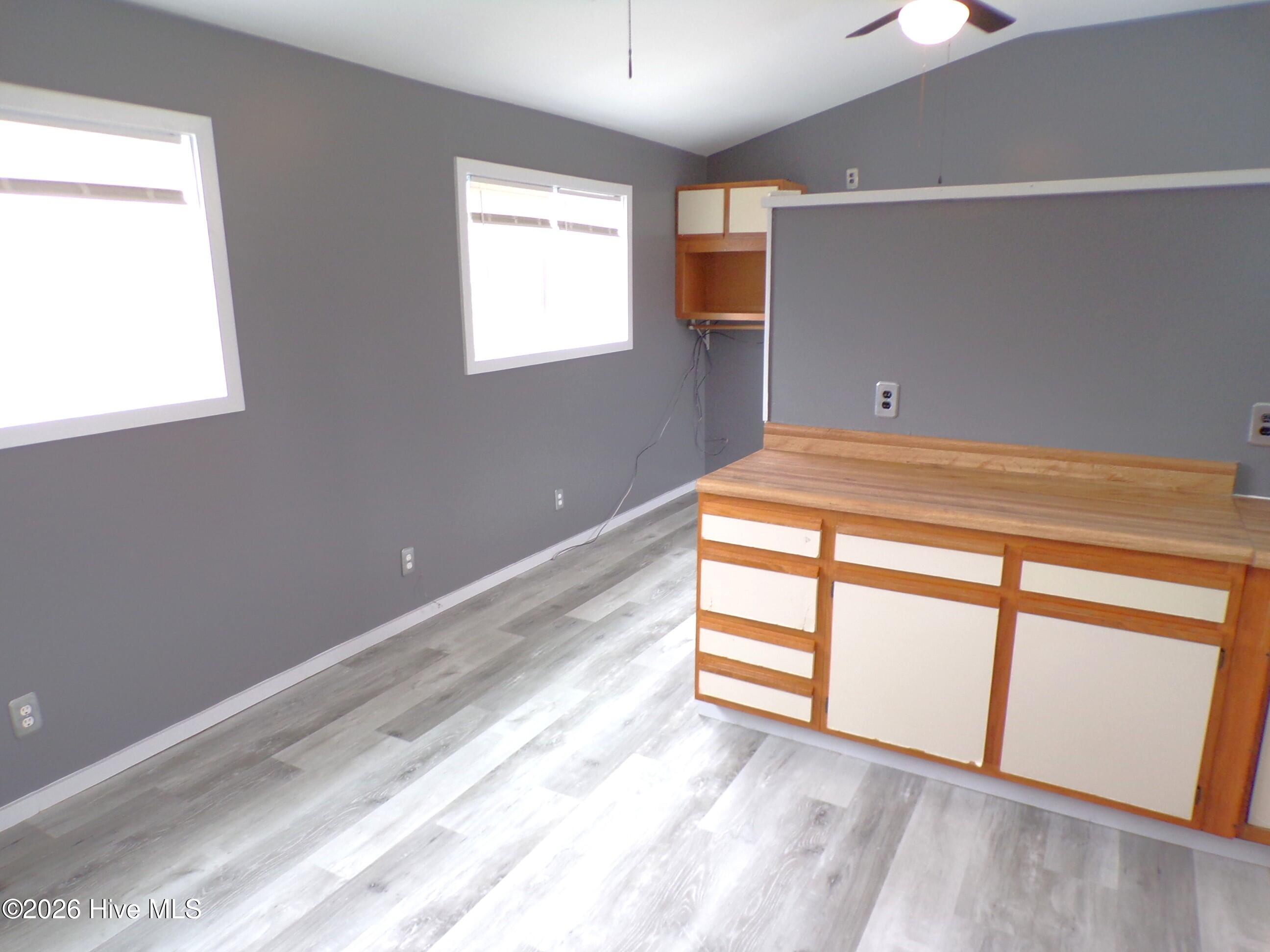 100558071 | Photo 23