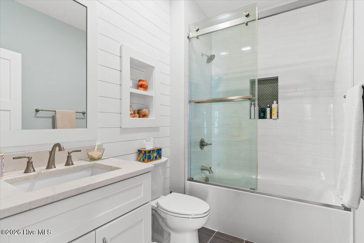 100547880 | Photo 35