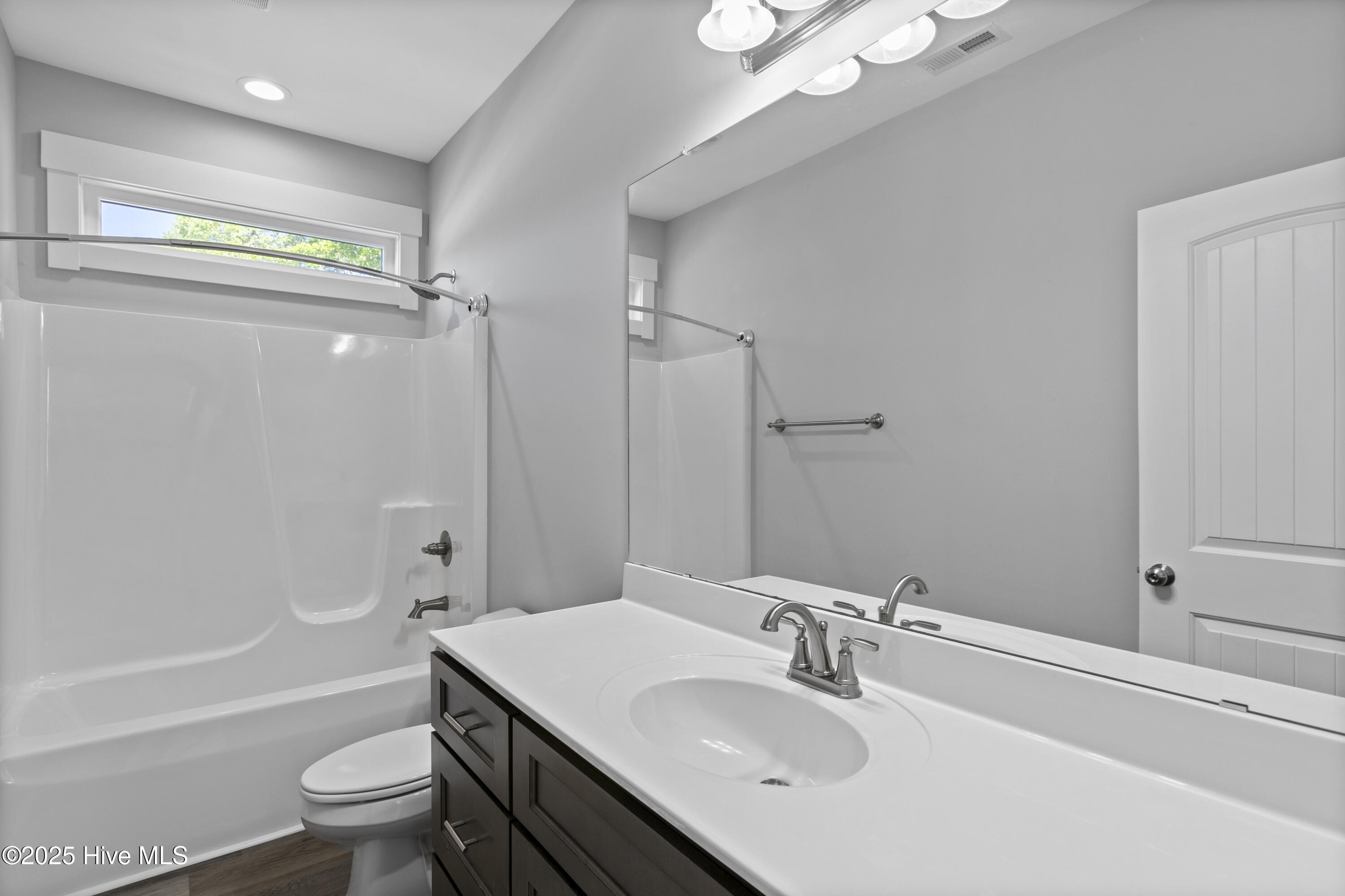 100569524 | Photo 21