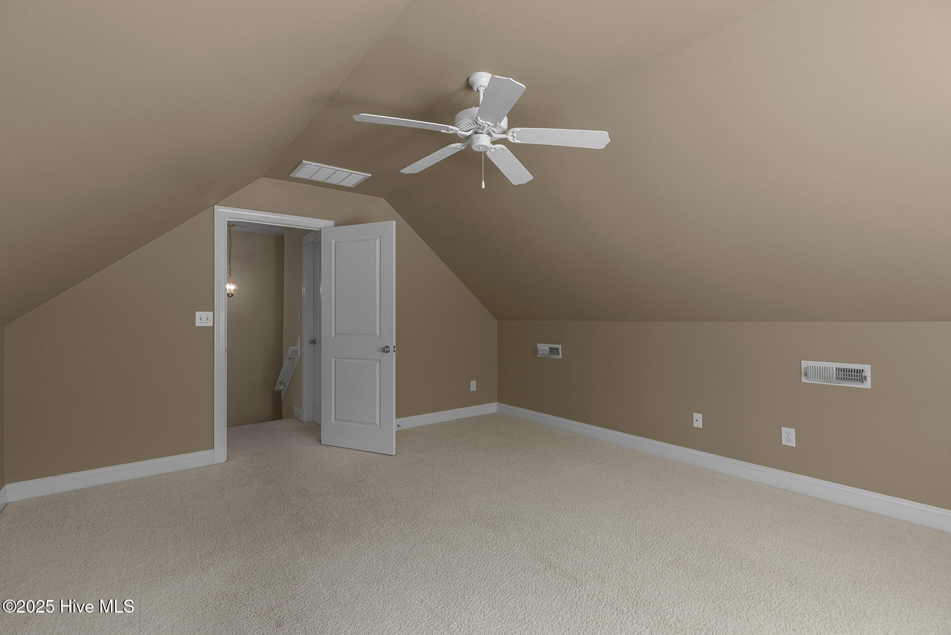 100558223 | Photo 40