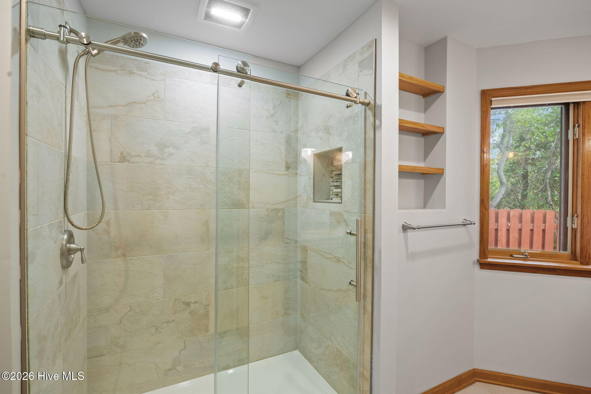 100565896 | Photo 29