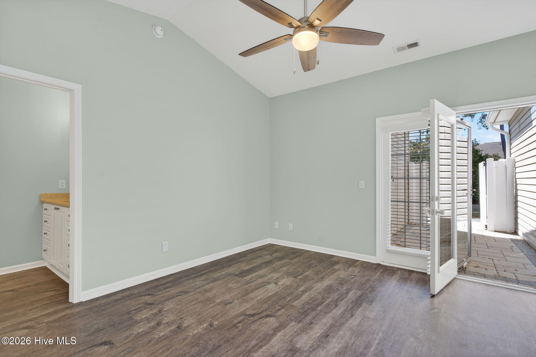 100564275 | Photo 16