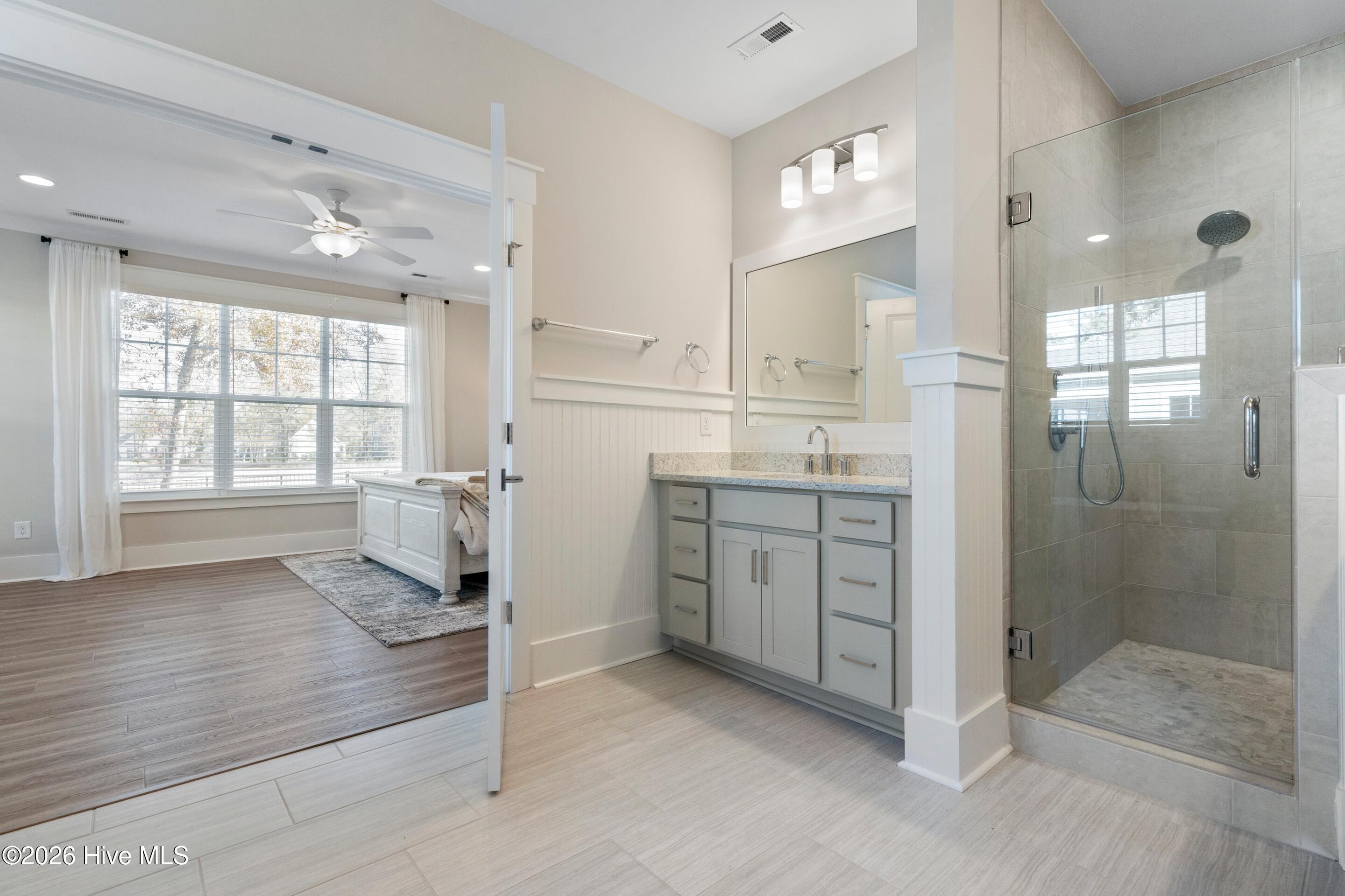 100549820 | Photo 16