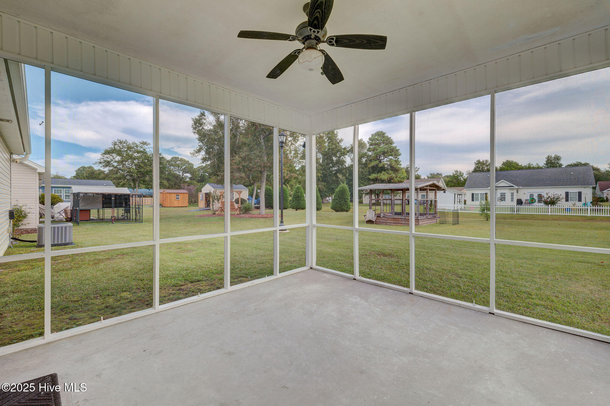 100530033 | Photo 25