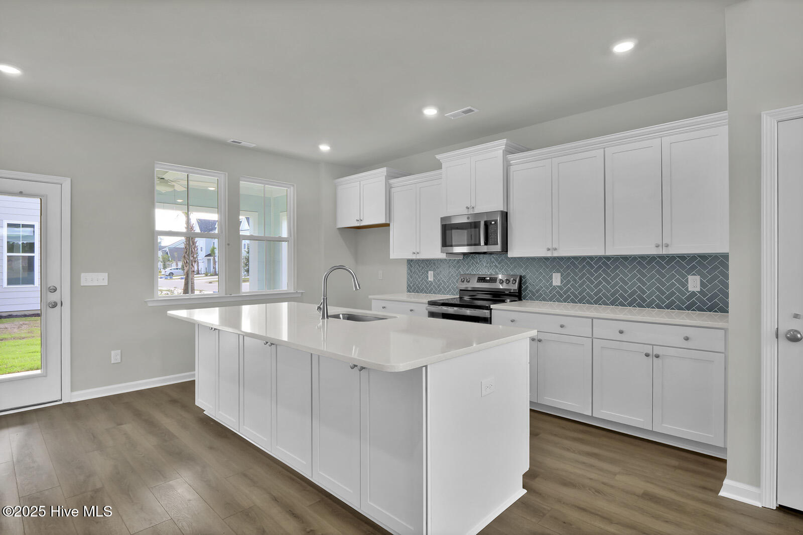 100558889 | Photo 11