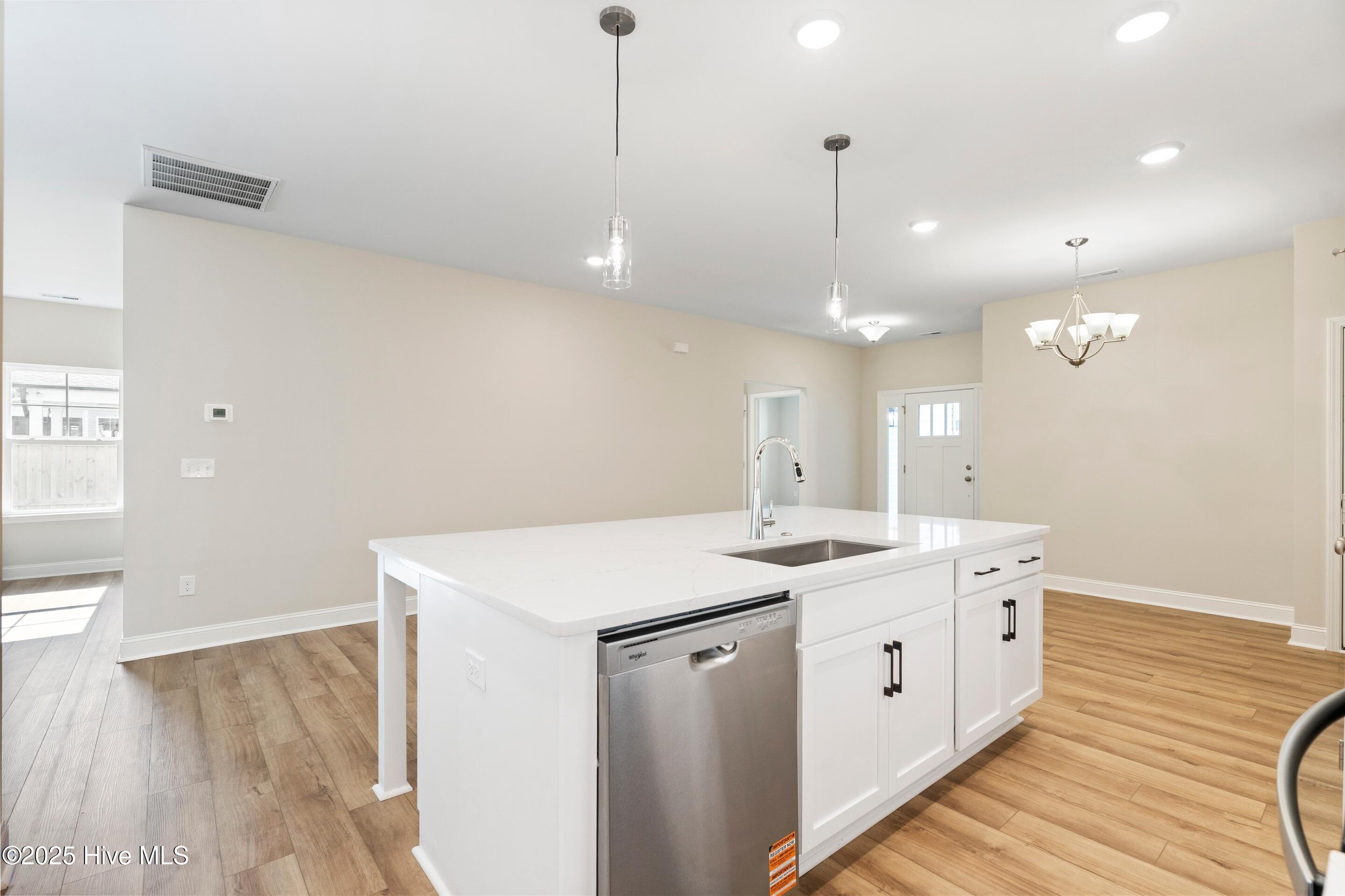 100543354 | Photo 26