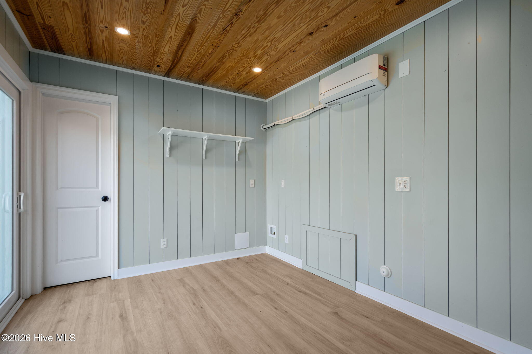 100548221 | Photo 42