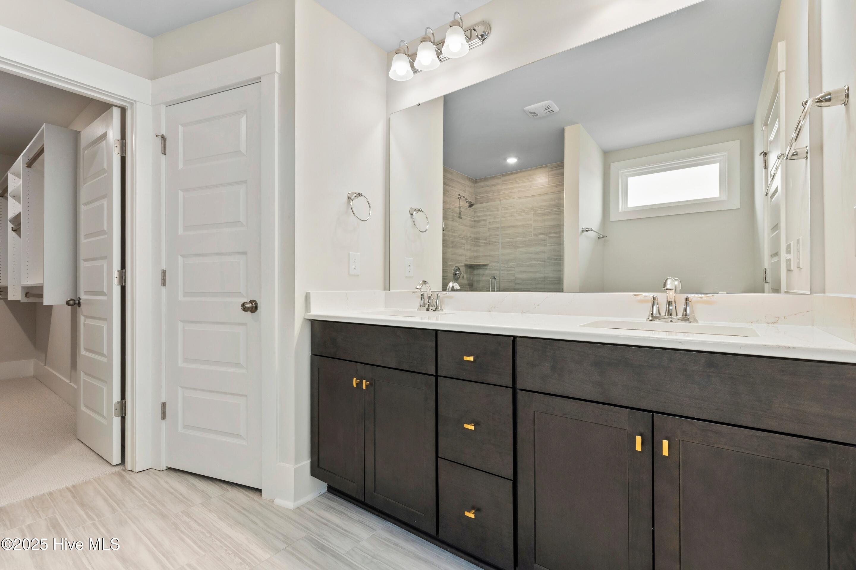 100547045 | Photo 35