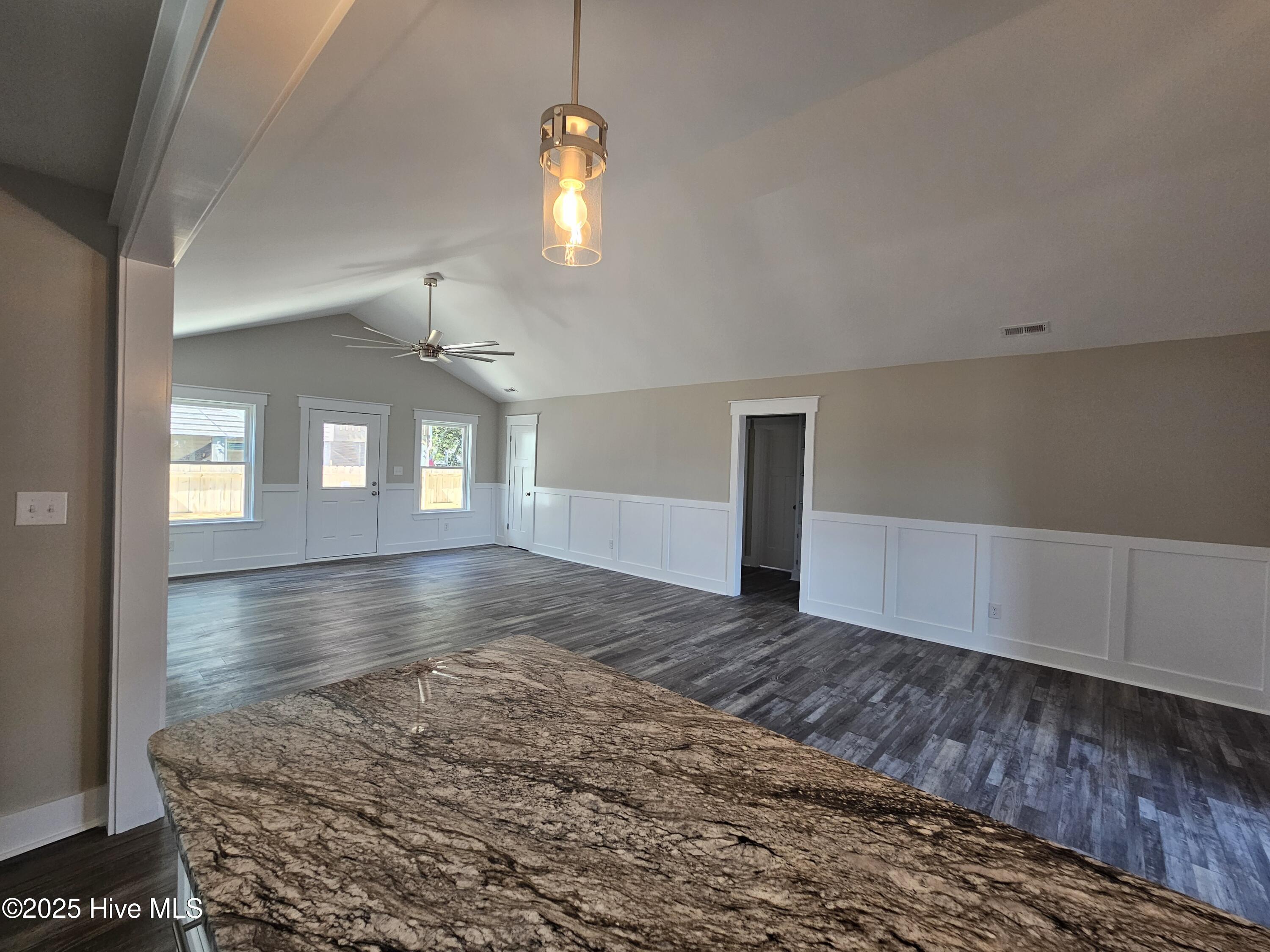 100520602 | Photo 15