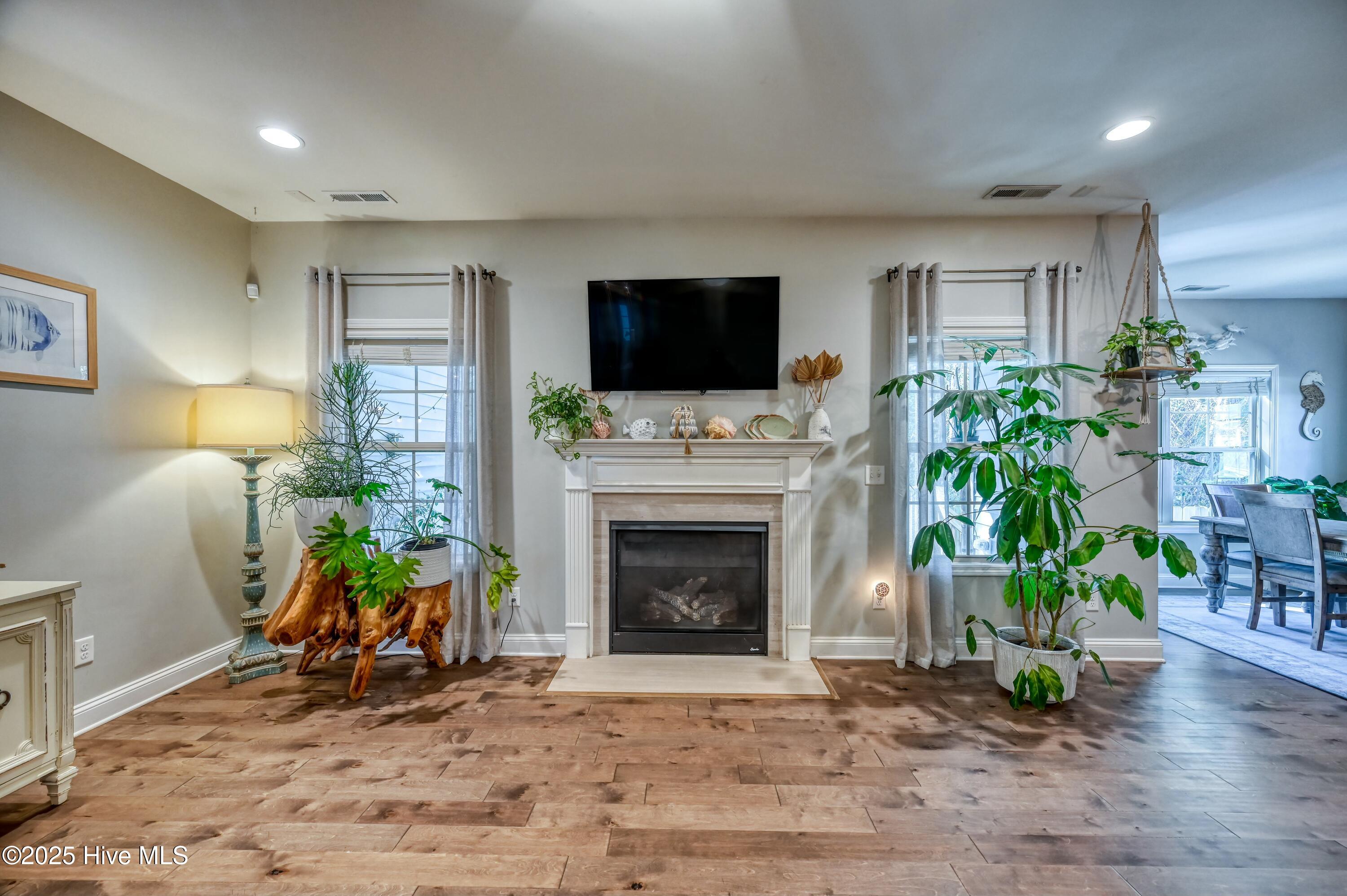 100561132 | Photo 11