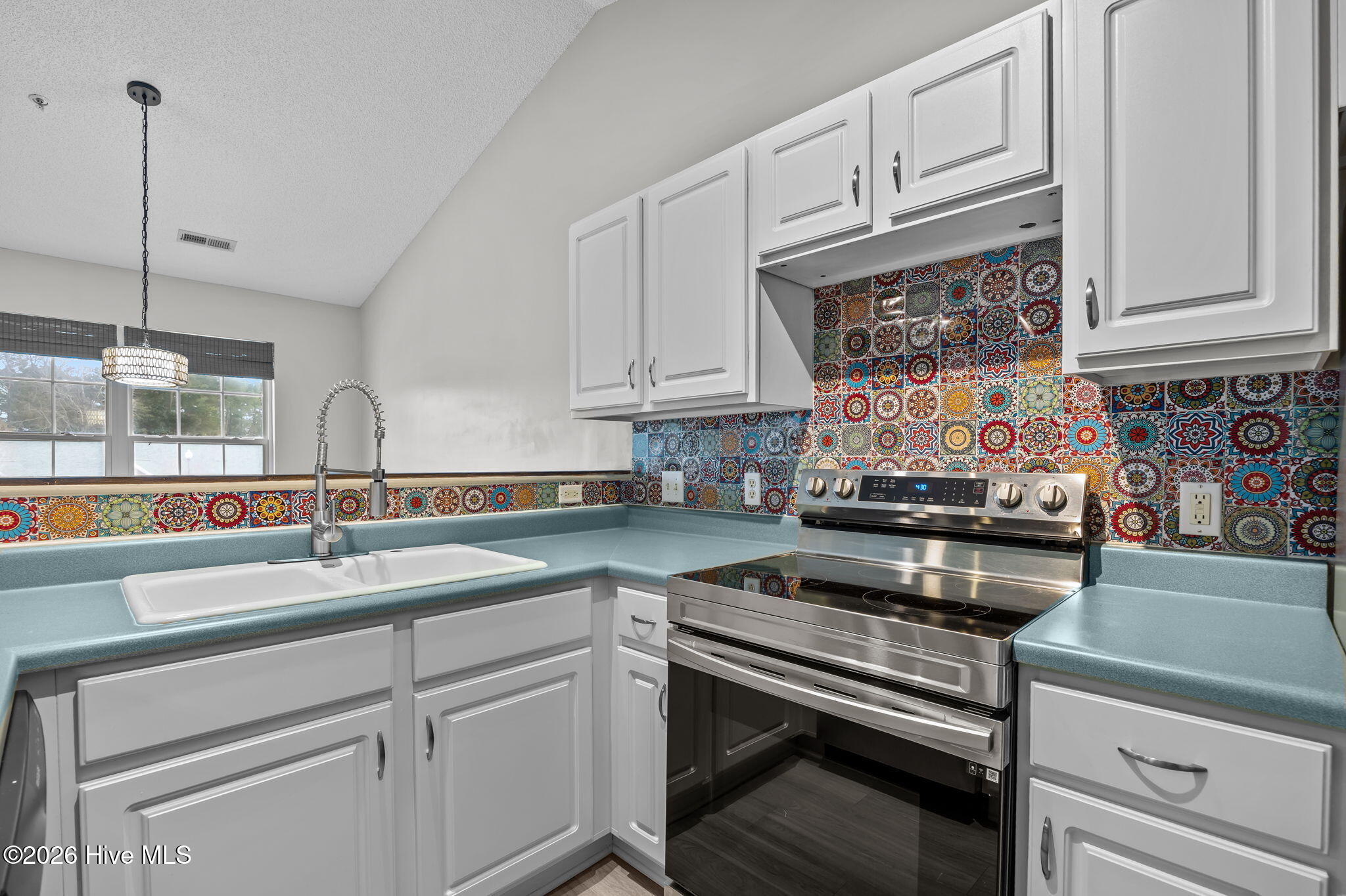 100550940 | Photo 21