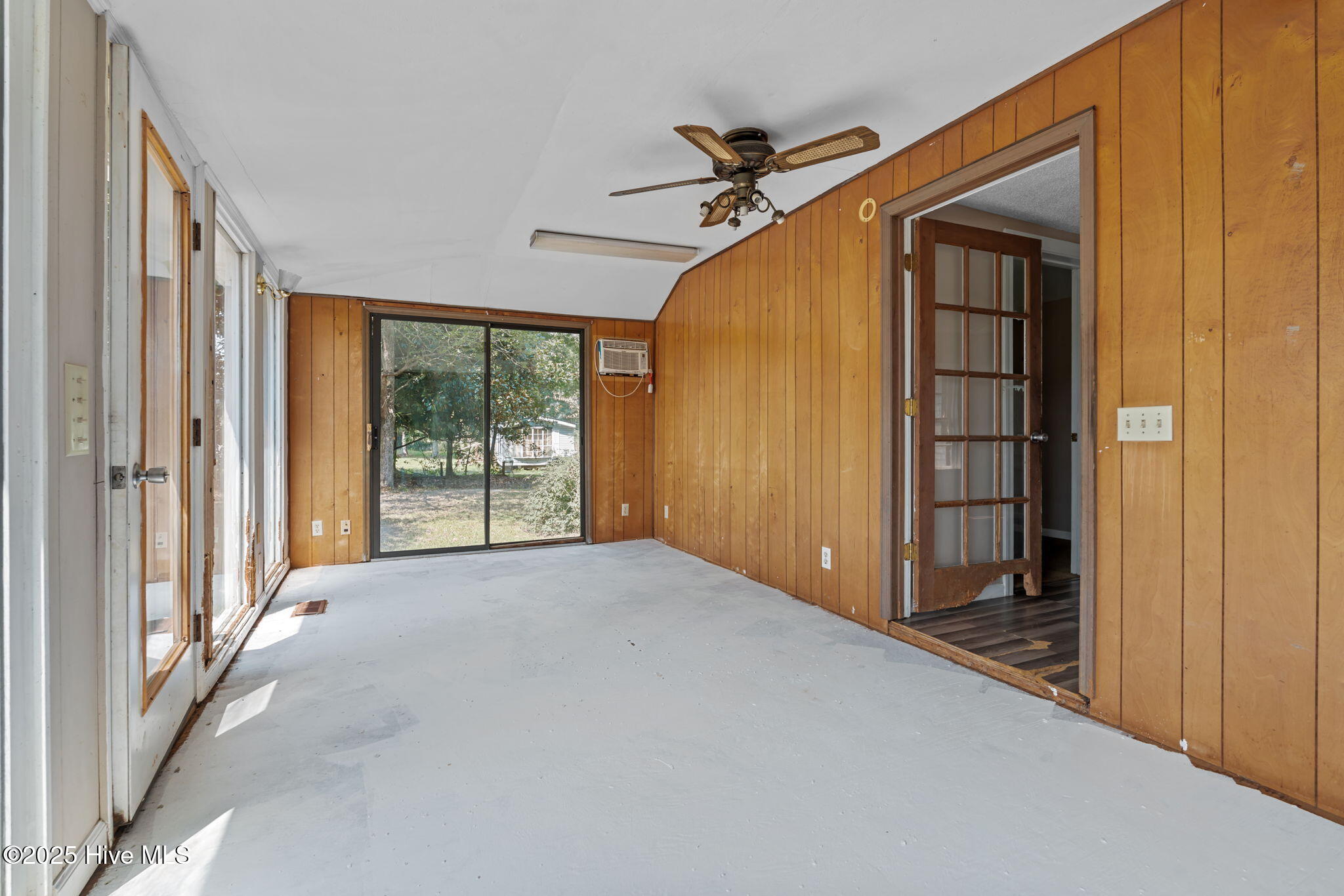 100529357 | Photo 23