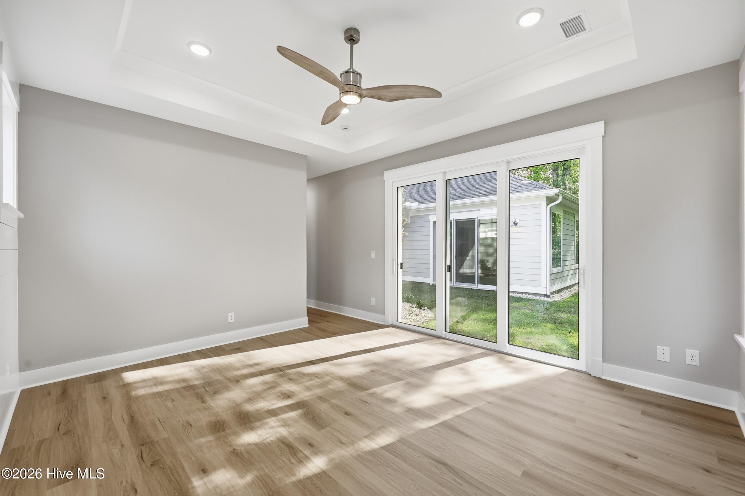 100548658 | Photo 15