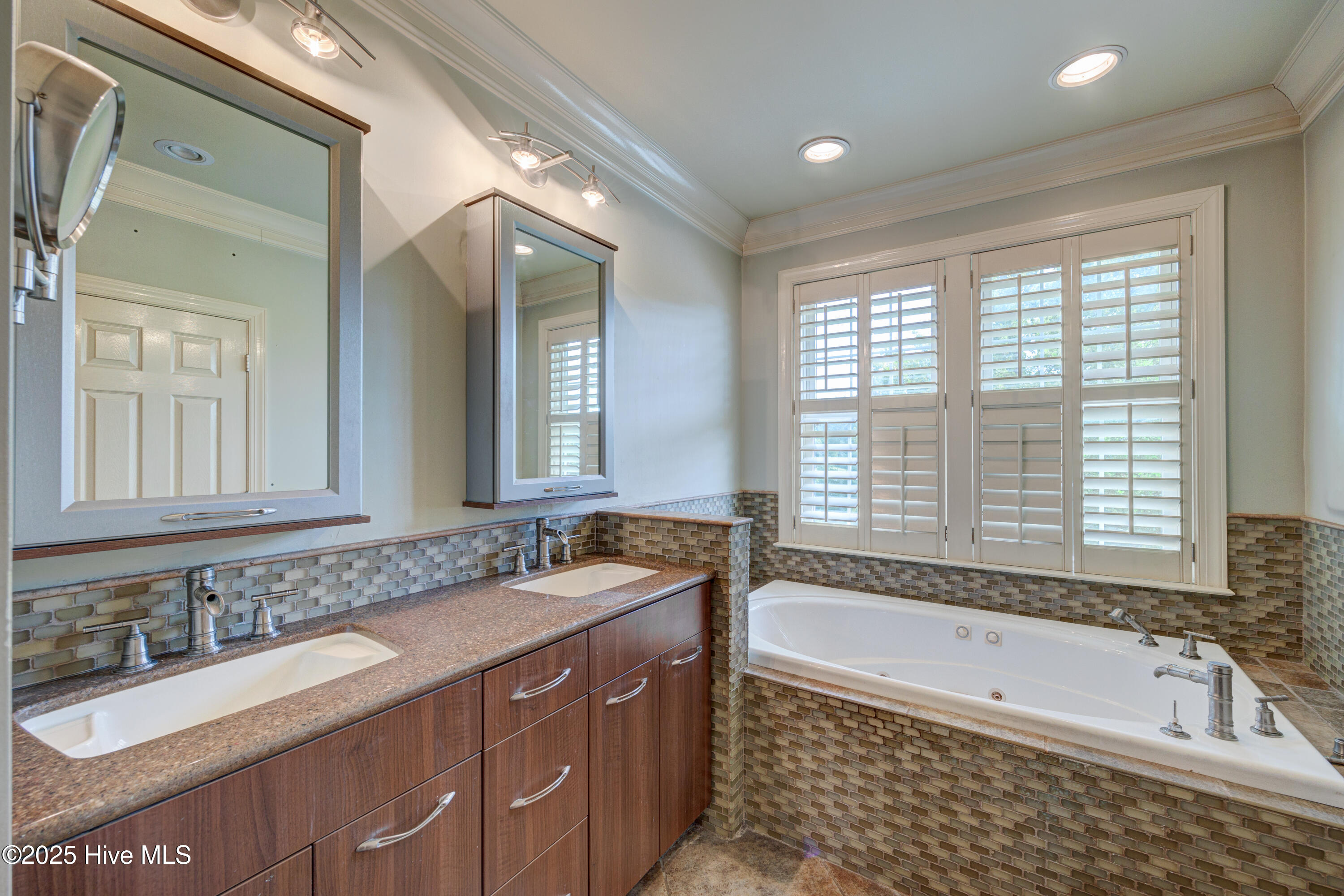 100524082 | Photo 22